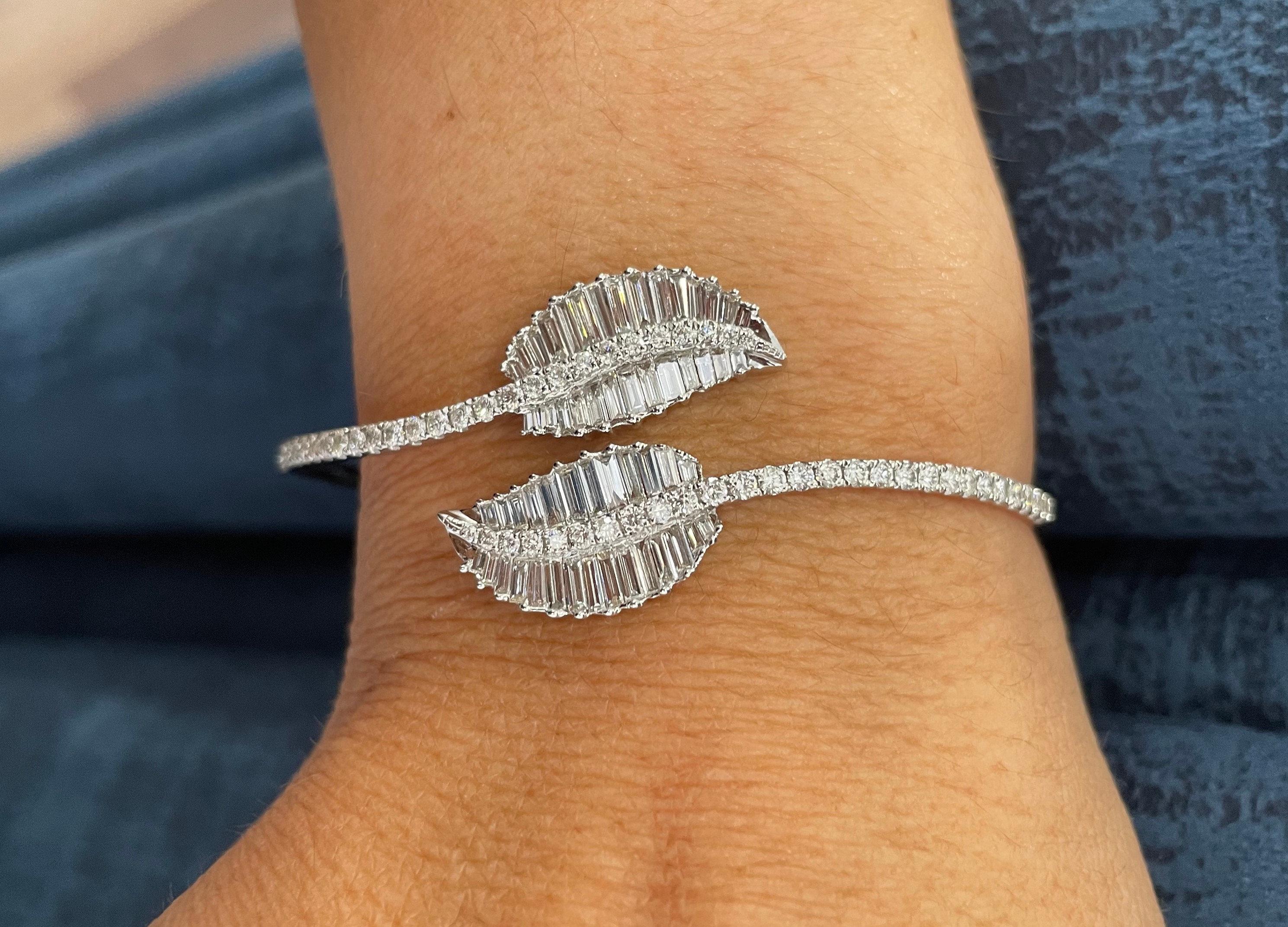 Bangle a foglia di diamante in oro bianco 14k con diamanti per un totale di 2,26 carati in vendita 3
