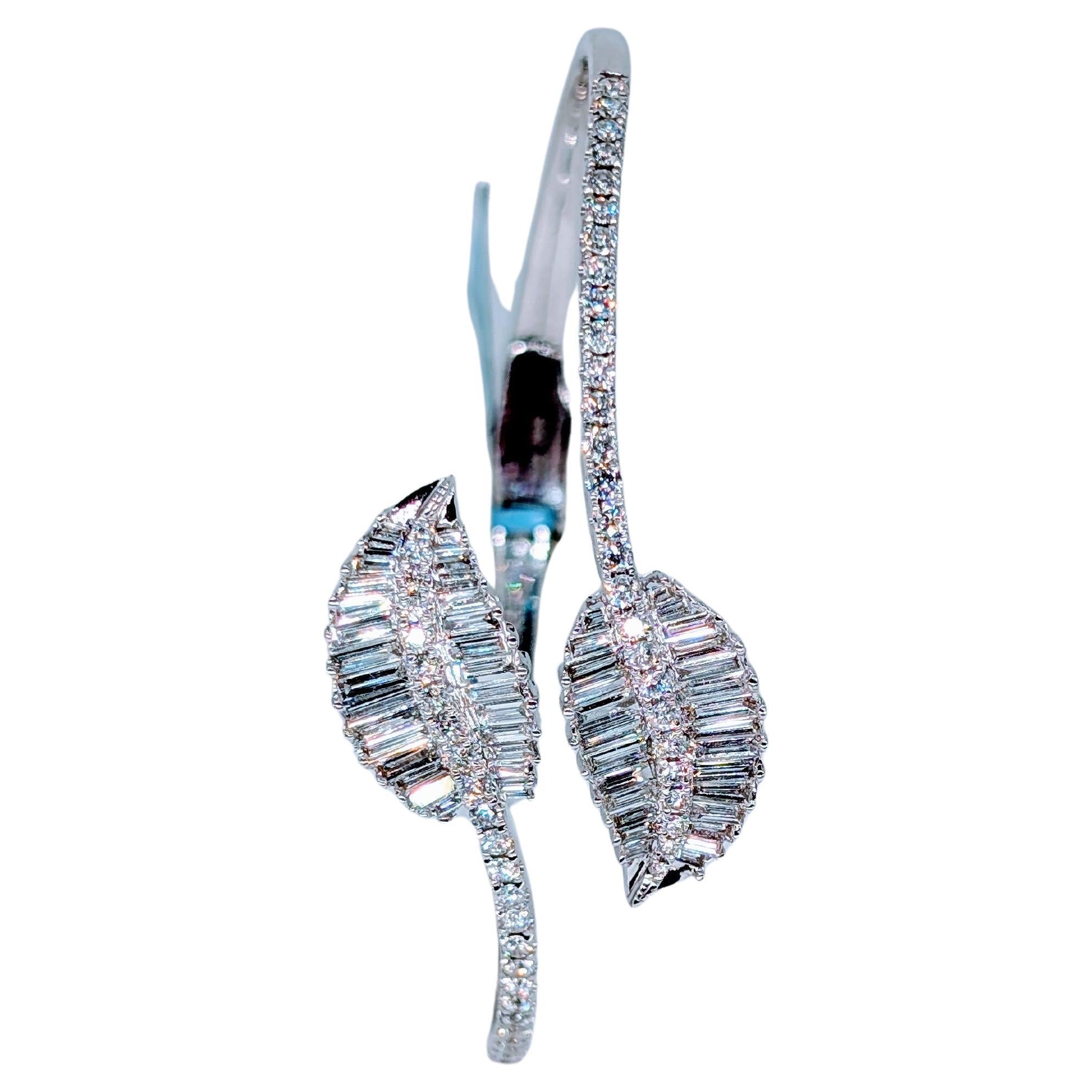 Bangle a foglia di diamante in oro bianco 14k con diamanti per un totale di 2,26 carati