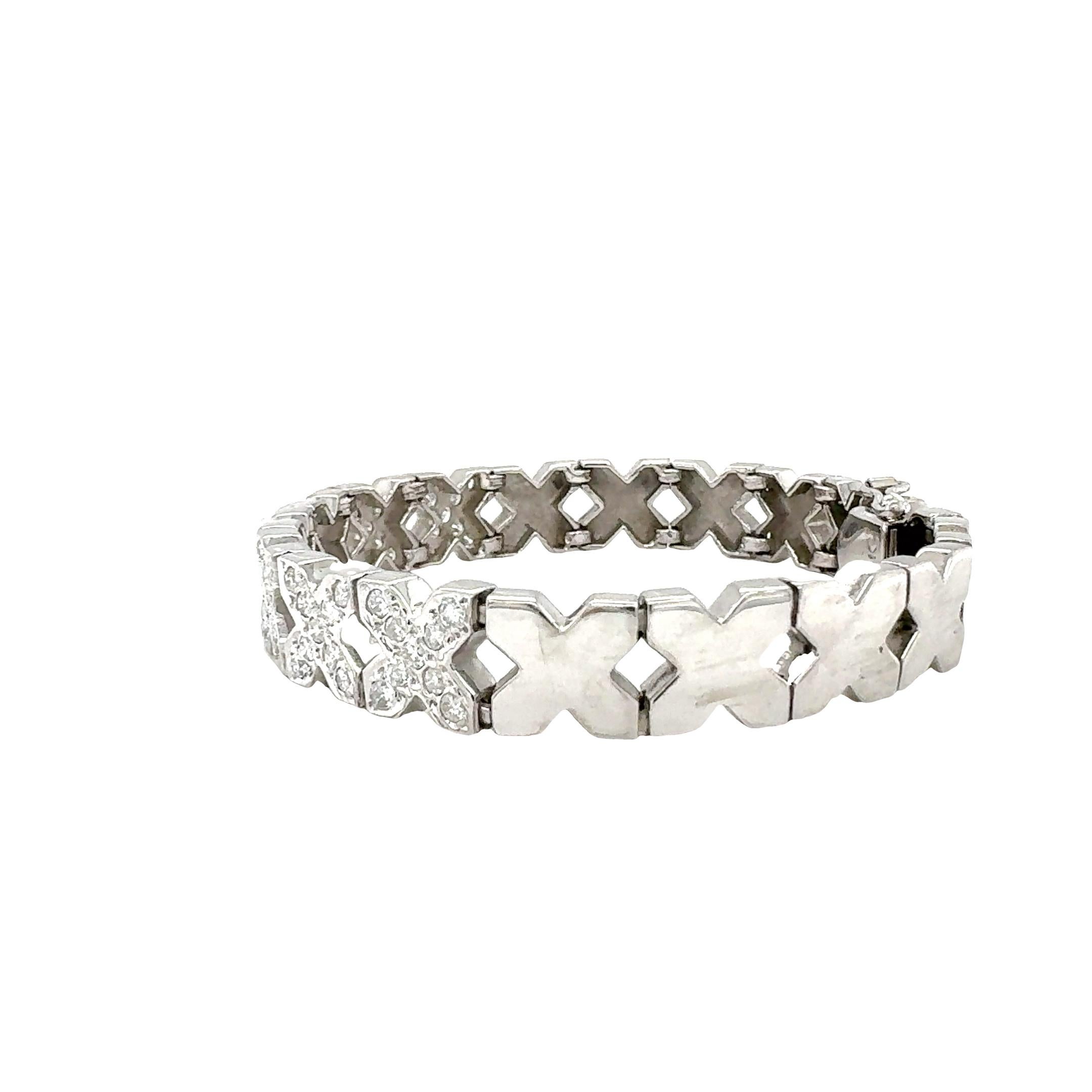 One 14K white gold diamond pave-set ‘X’ link bracelet featuring 63 pave set, round brilliant cut diamonds weighing 1 ct. in total with H-I color and SI-1, SI-2 clarity. Part of set with NO.EB.2 and EO.EB.14.

Metal: 14K White Gold
Gemstone: Diamonds