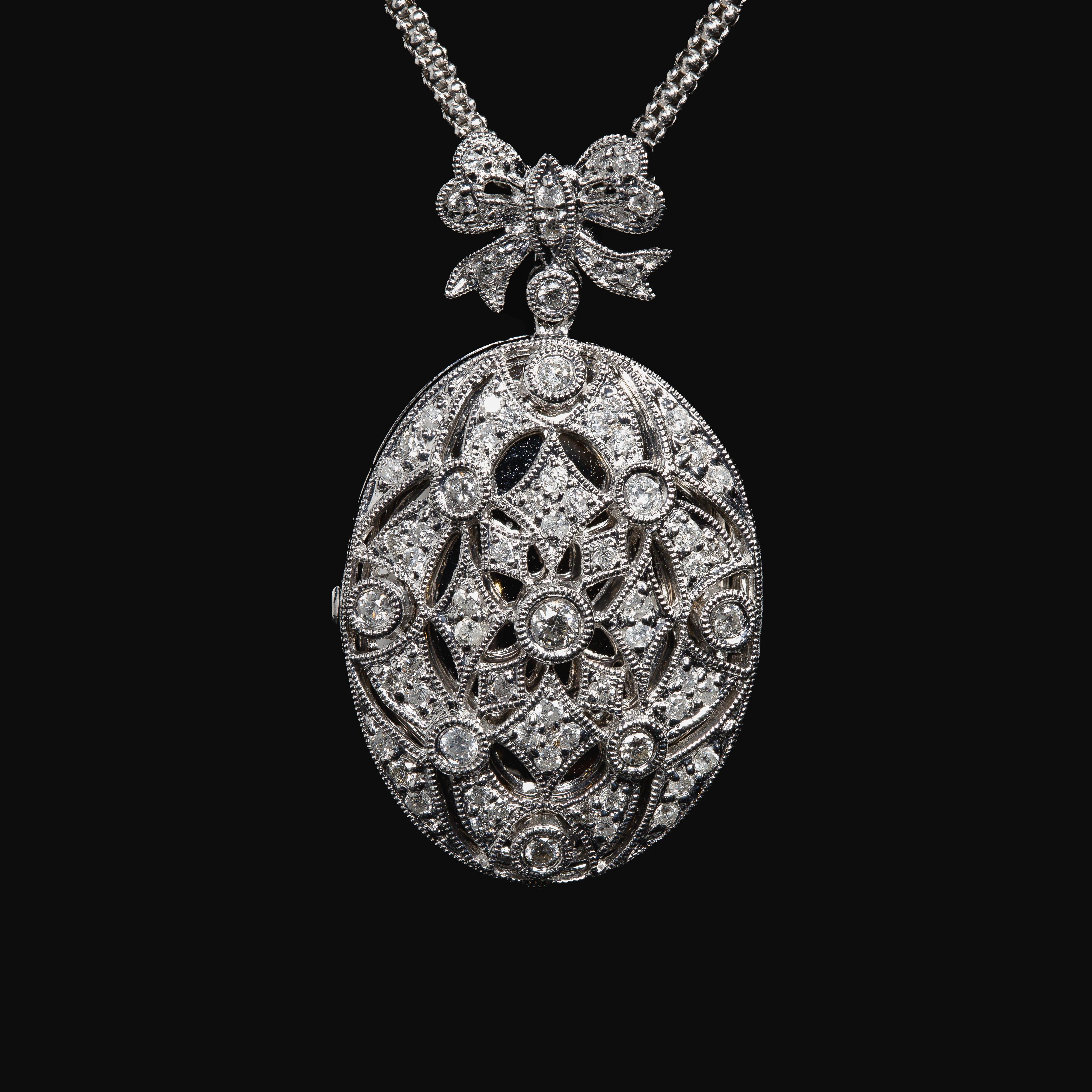 Materiale: oro bianco 14k
Peso: 16,47 grammi
Pietra preziosa: Diamante 0,70cttw, colore H-I, purezza SI2
Lunghezza della catena: 18 1/8 pollici
Dimensioni del ciondolo: 1 1/3 di pollice

Bellissimo medaglione con diamante su catena a maglie con