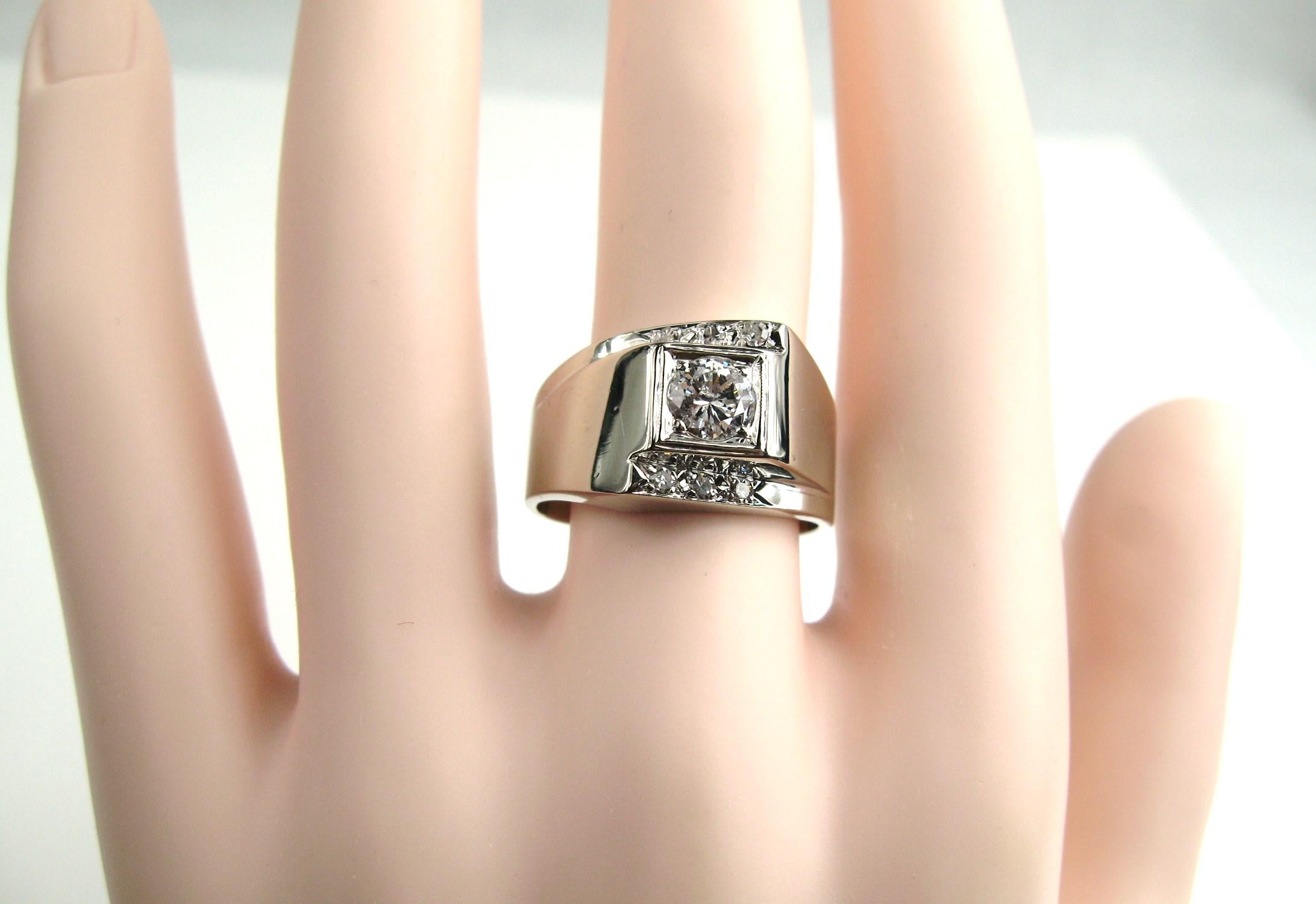 Atemberaubende Mid-Century 14K Gold Diamond Ring. 6 Akzent Diamanten mit einem zentralen Diamanten messen etwa .55 Karat. SI1, Farbe G/H. Der Ring ist eine Größe 10 und kann von uns oder Ihrem Juwelier angepasst werden. Dies ist aus einer