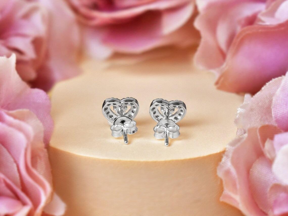 14k Gold Diamond Mini Heart Stud Earrings Heart Shaped Studs In New Condition For Sale In Bangkok, TH