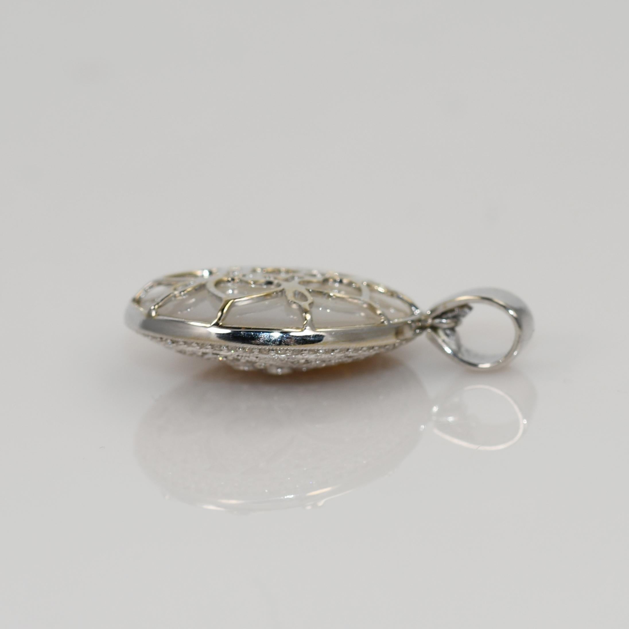 14K Weißgold Diamant- und Perlmutt-Anhänger 0,30 Karat (Rundschliff) im Angebot