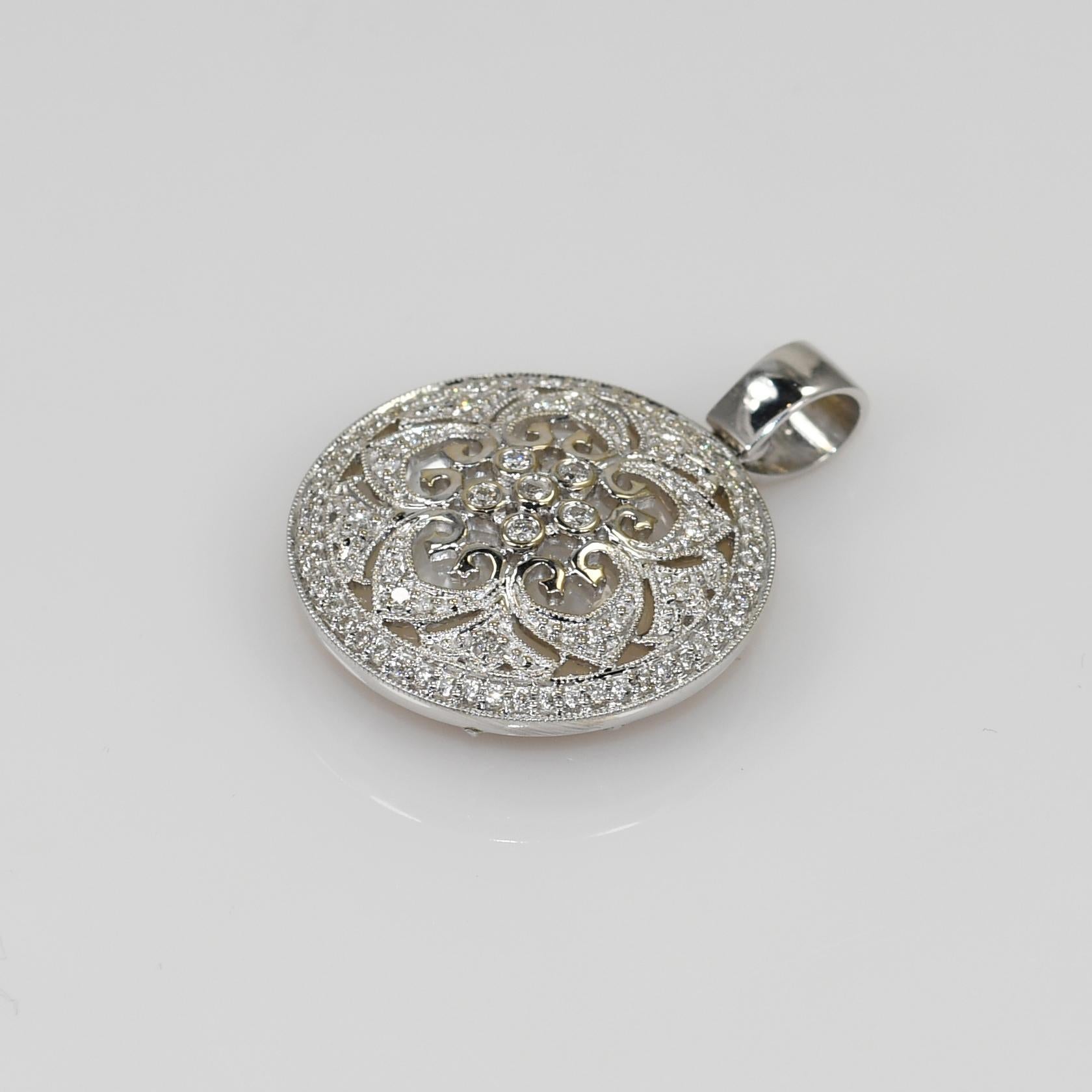 14K Weißgold Diamant- und Perlmutt-Anhänger 0,30 Karat im Zustand „Hervorragend“ im Angebot in Laguna Beach, CA