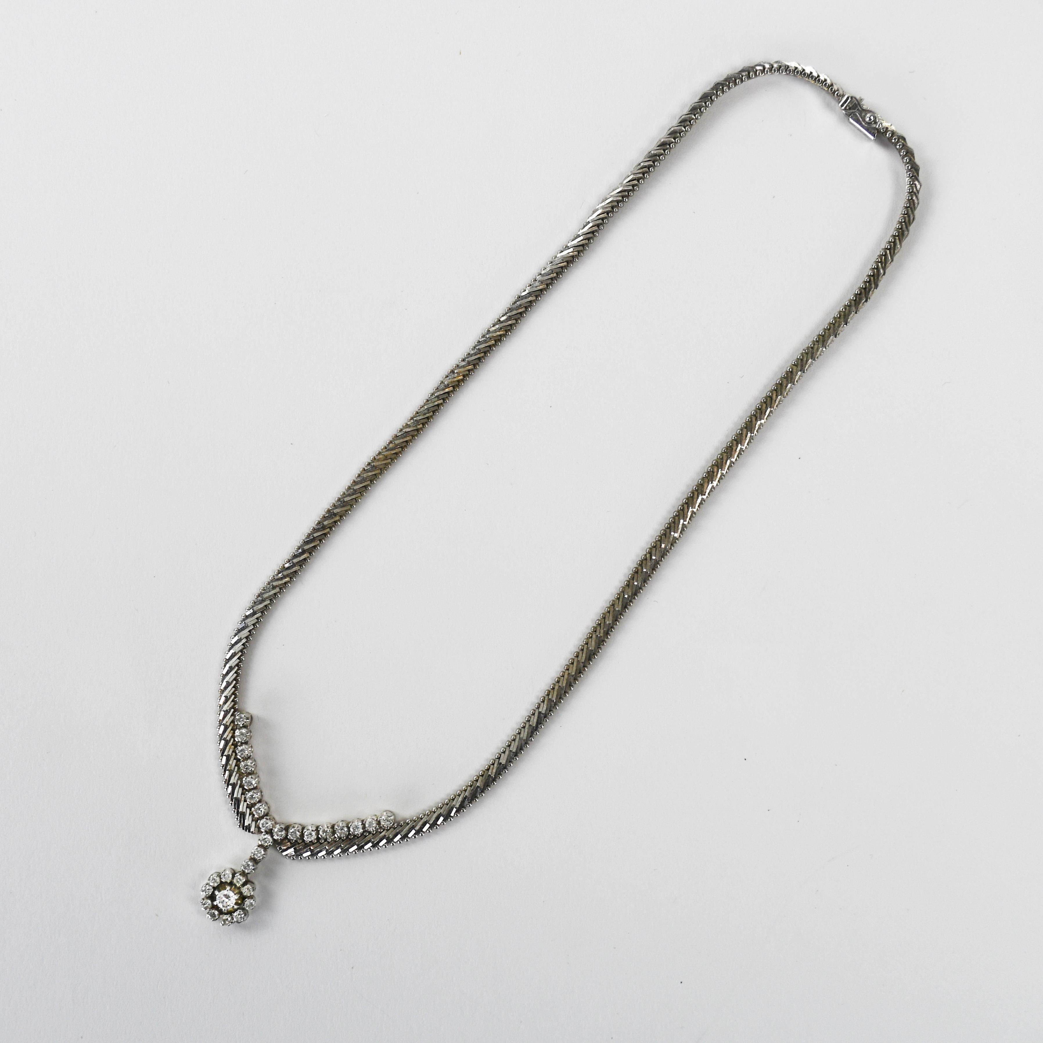 Collier vintage en or blanc 14k et diamants.
Estampillé 14k et pèse 34,5 grammes.
Les diamants sont de taille ronde et brillante, 1,00 carats au total, de couleur i, j, k et de pureté Si.
La chaîne à maillons fantaisie mesure 16 pouces de long.
Très