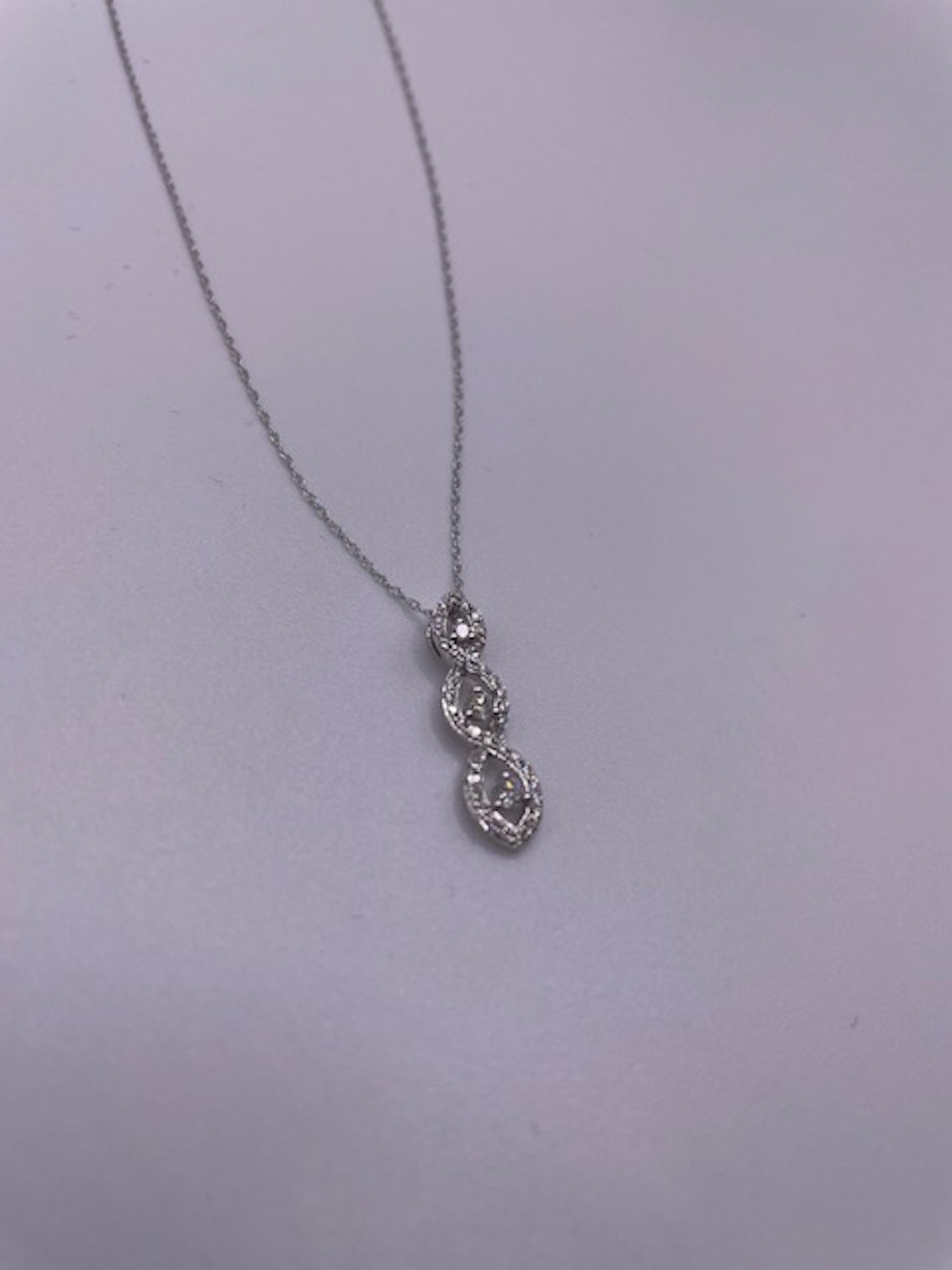 14k White Gold Diamond Necklace In New Condition For Sale In Great Neck, NY