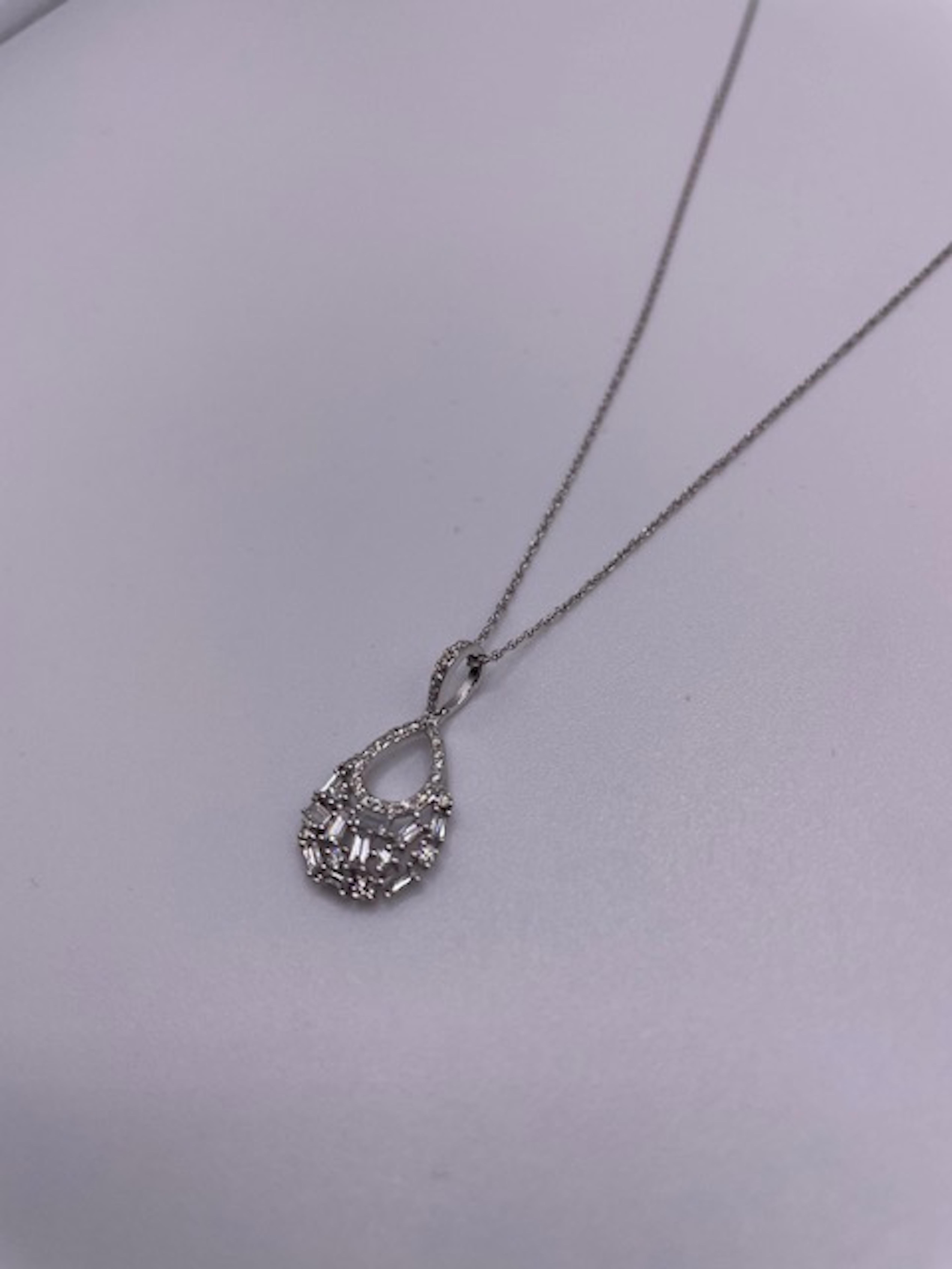 Round Cut 14k White Gold Diamond Necklace Pendant For Sale