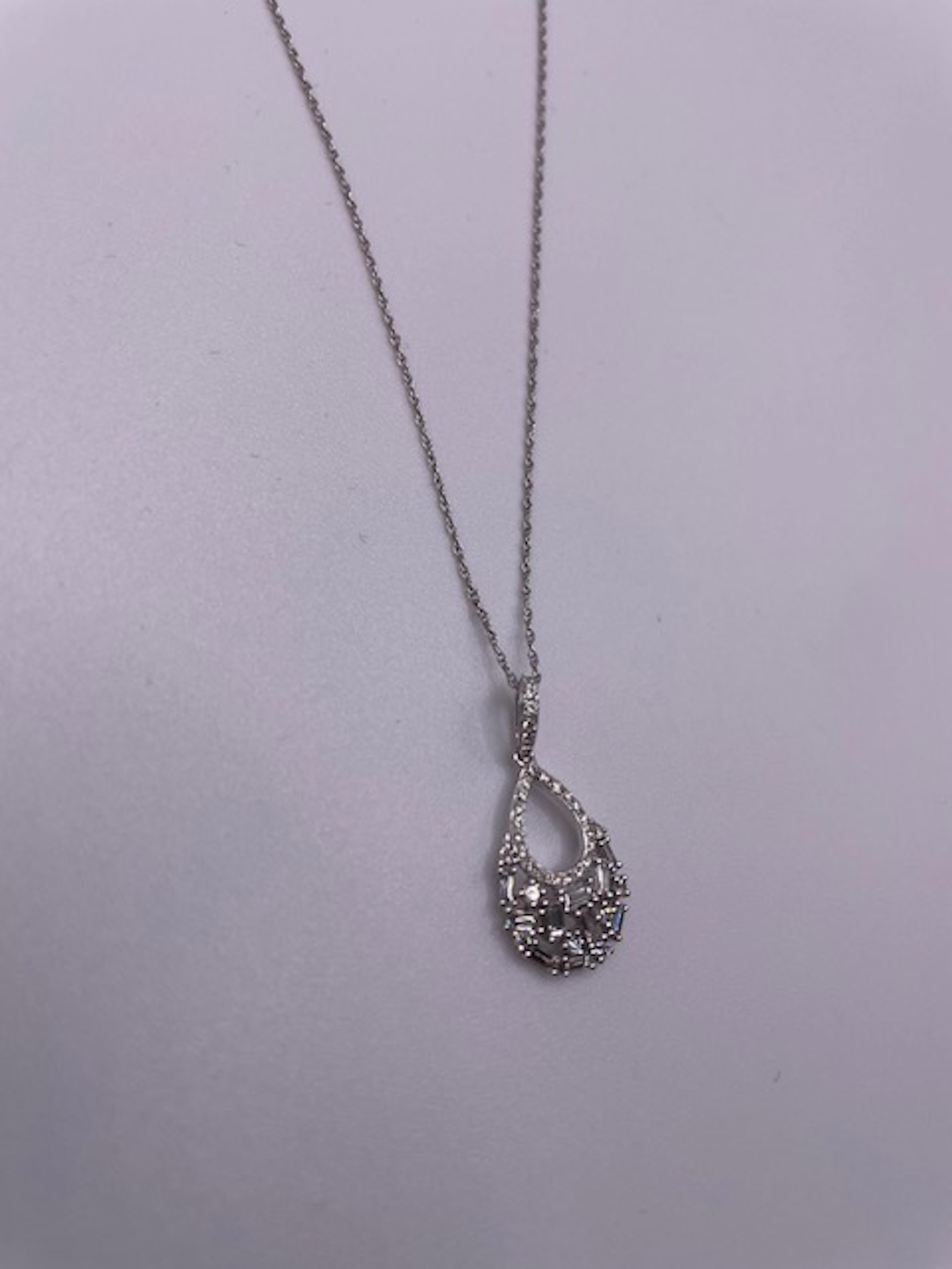 14k White Gold Diamond Necklace Pendant In New Condition For Sale In Great Neck, NY