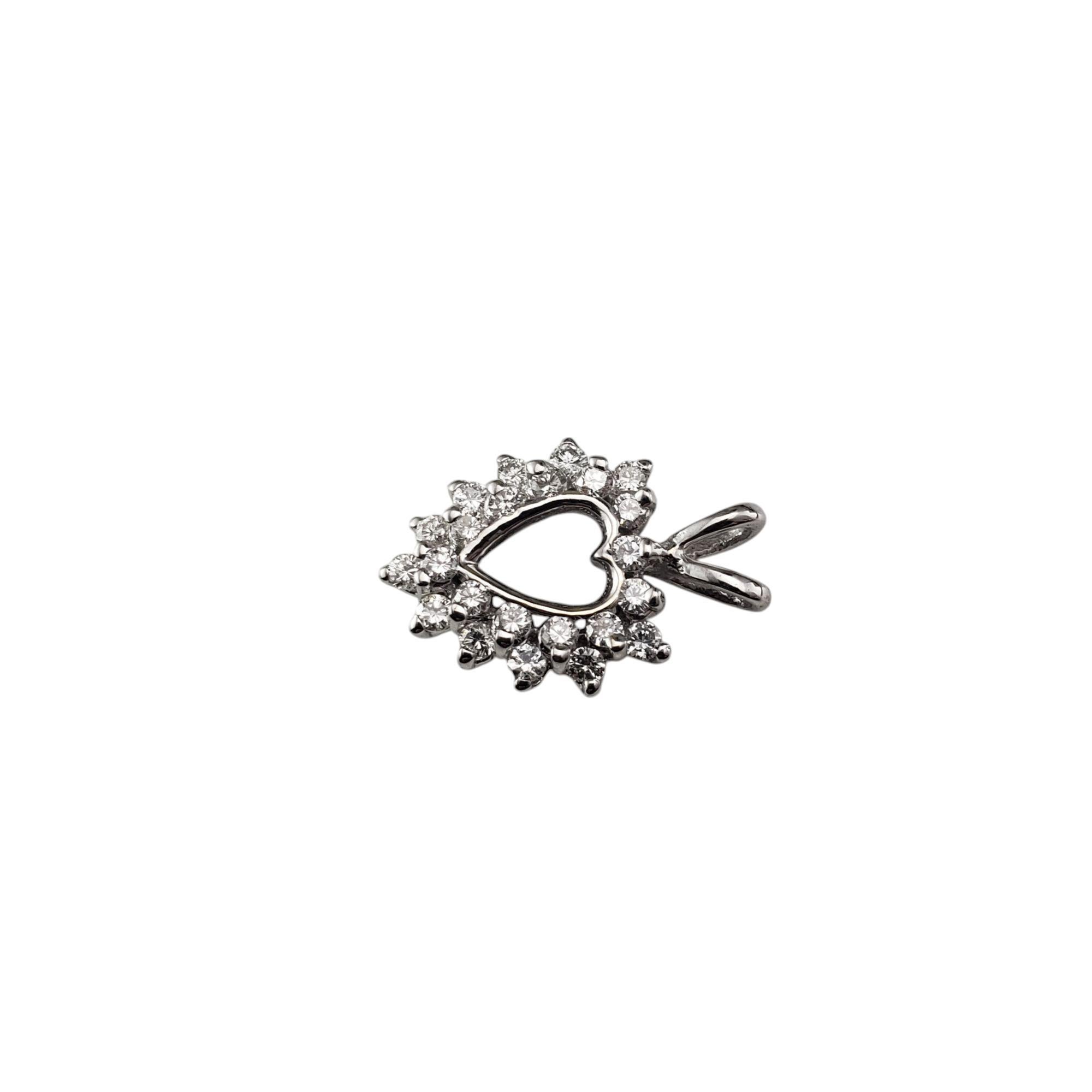 Pendentif en or blanc 14K avec cœur ouvert et diamants

Ce pendentif en forme de cœur étincelant est orné de 23 diamants ronds de taille brillante sertis dans de l'or blanc classique 14K.

Poids total approximatif des diamants : 0,60 - 0,69