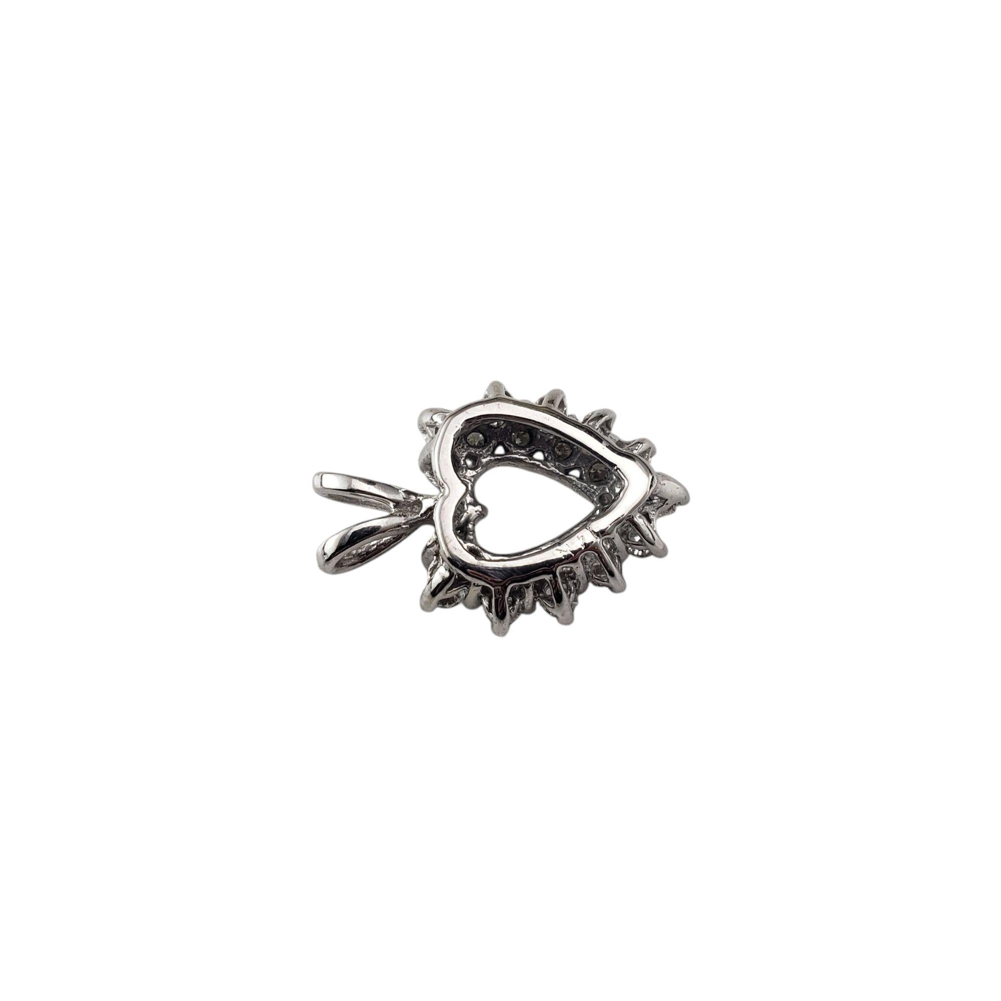 Taille brillant Pendentif cœur ouvert en or blanc 14 carats avec diamants n° 21127 en vente
