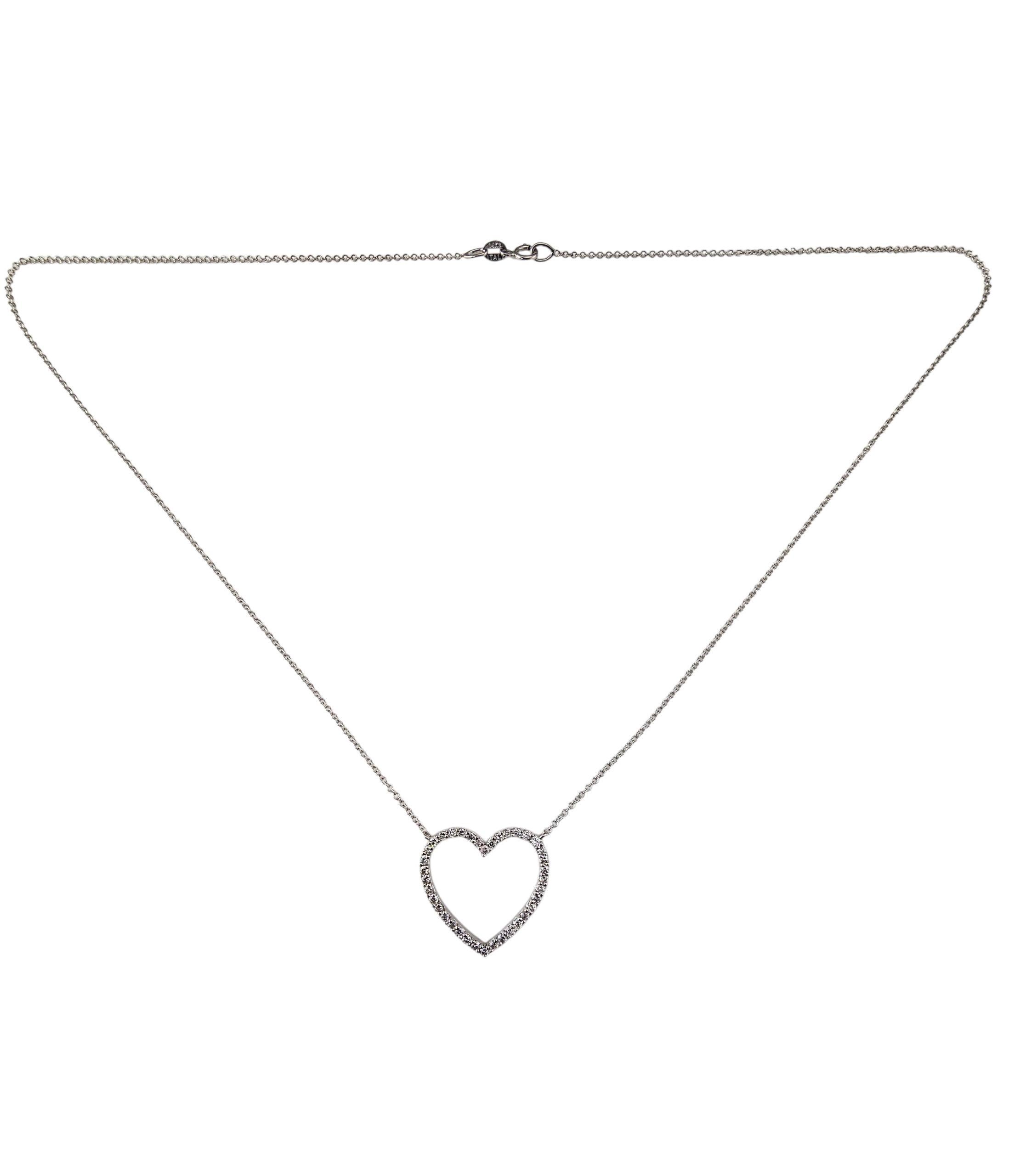 Collier à pendentif en forme de coeur ouvert en or blanc 14K et diamants-

Cet élégant pendentif en forme de cœur ouvert est orné de 38 diamants ronds de taille brillant sertis dans de l'or blanc 14 carats. Le cœur est fixé sur une chaîne à maillons