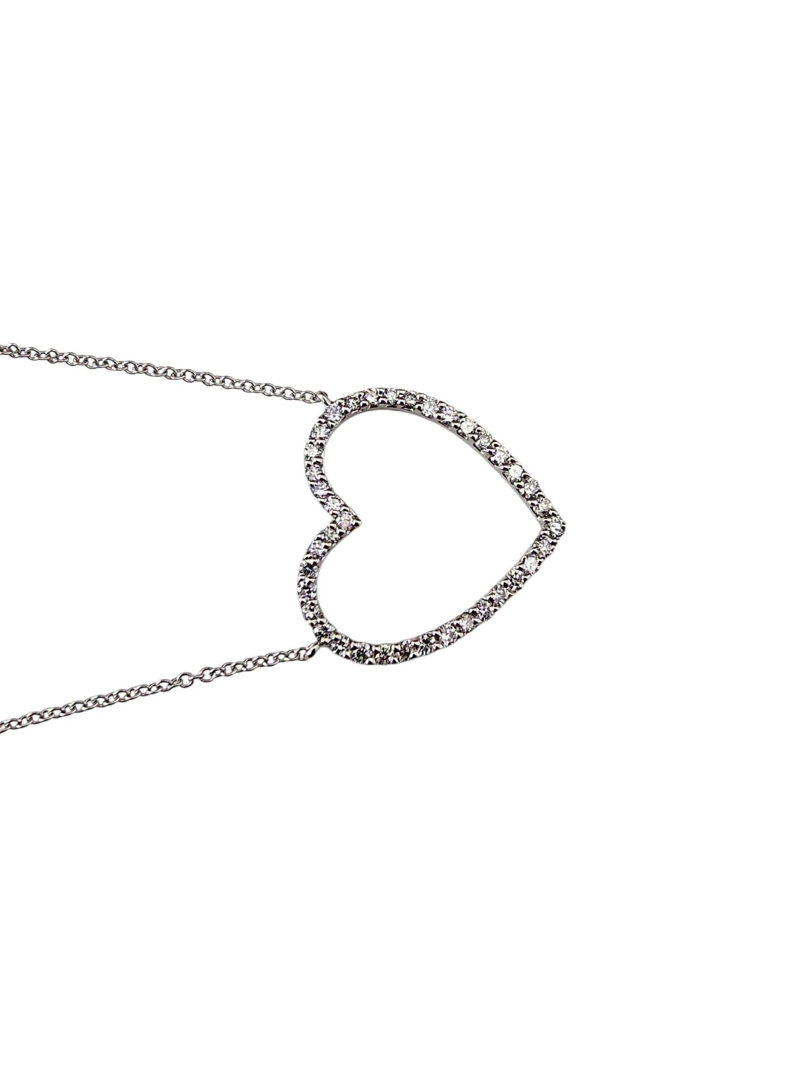 Contemporain Collier à pendentif cœur ouvert en or blanc 14K et diamants #23756 en vente