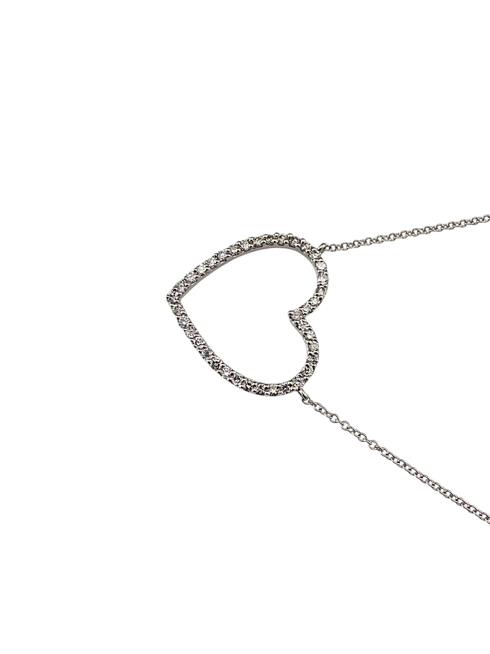 Taille brillant Collier à pendentif cœur ouvert en or blanc 14K et diamants #23756 en vente