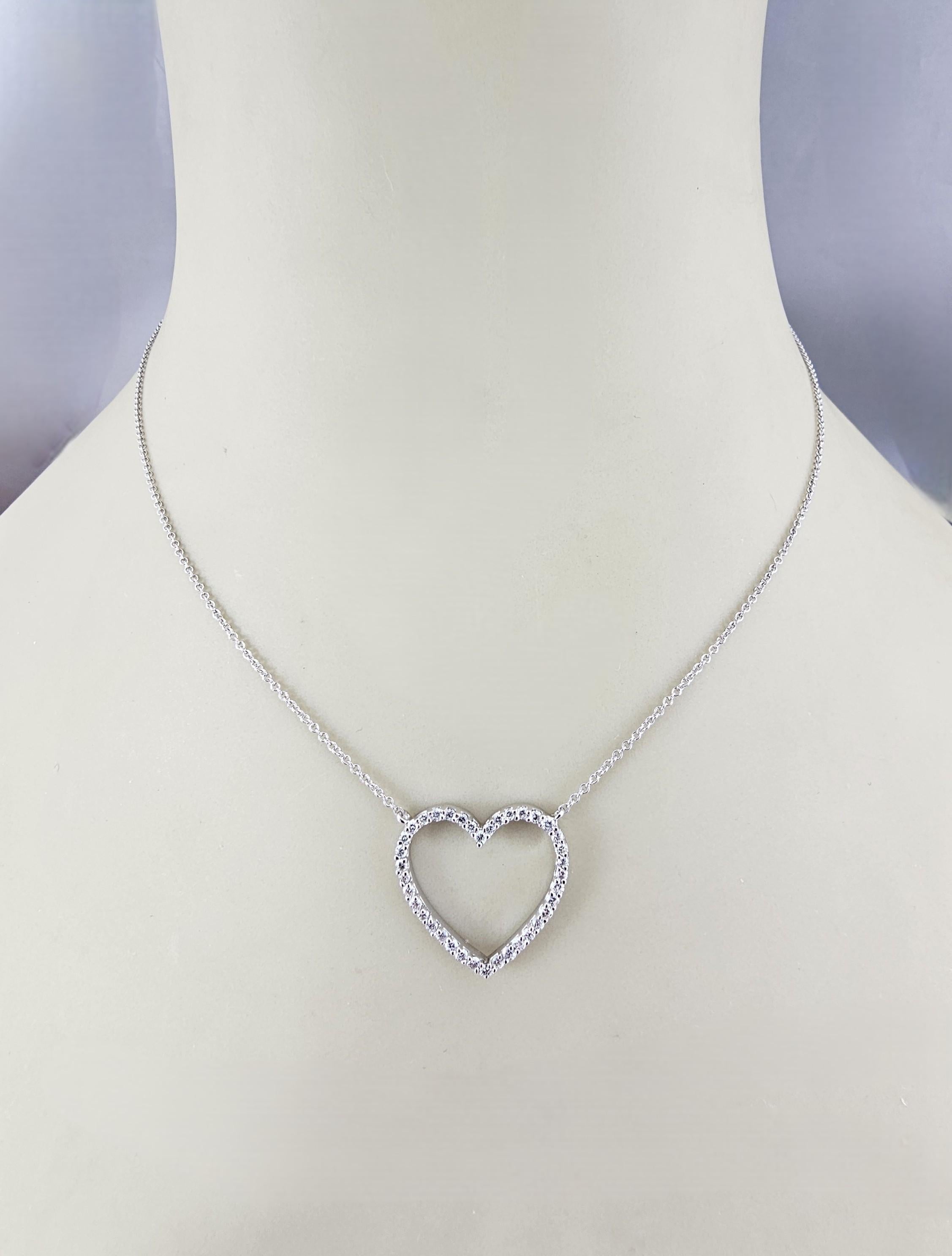 Collier à pendentif cœur ouvert en or blanc 14K et diamants #23756 en vente 1