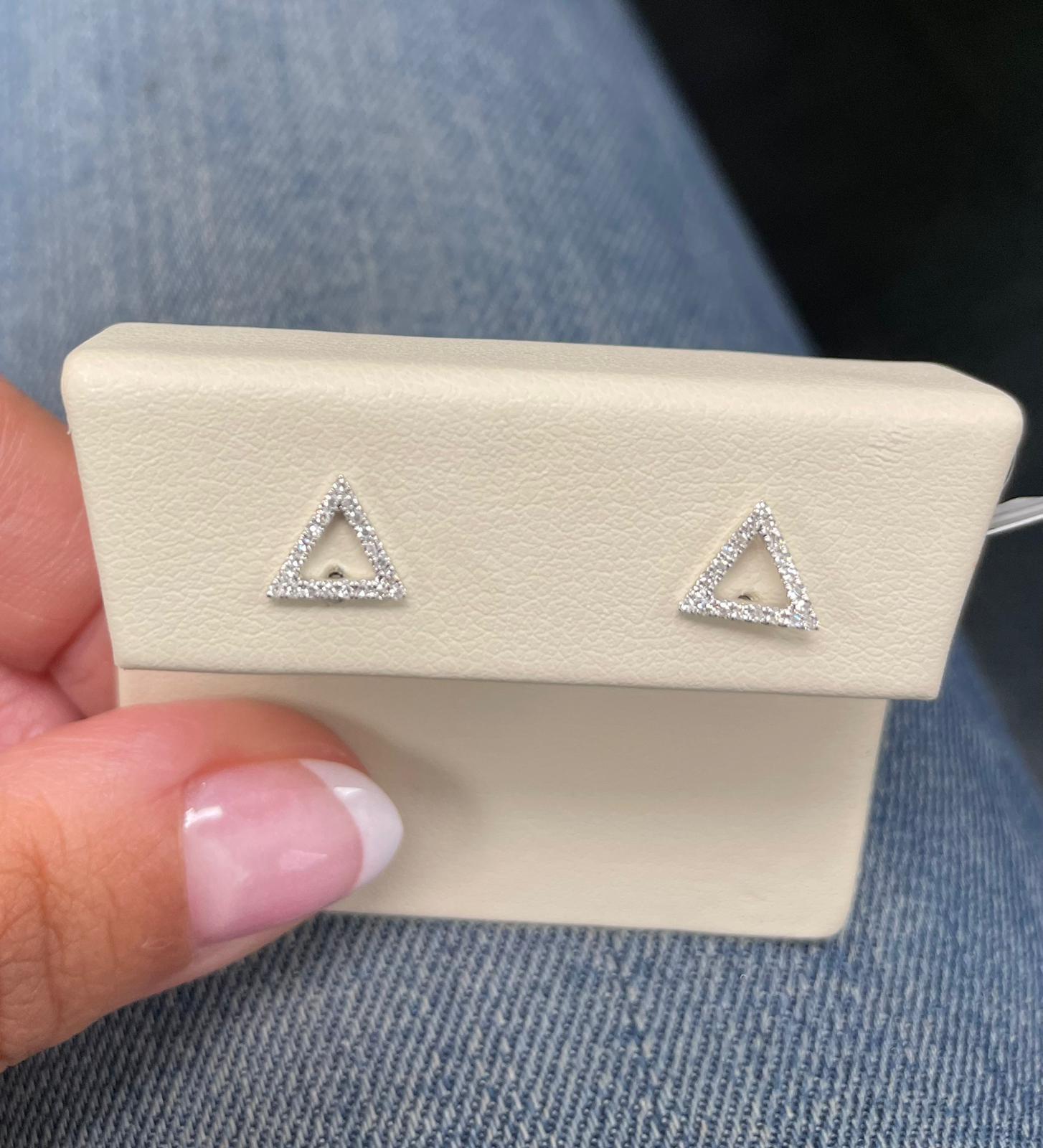 Orecchini a triangolo aperto: Realizzati in vero oro 14k, questi famosi orecchini a triangolo aperto presentano 42 diamanti bianchi naturali scintillanti di circa 0,12 carati. Diamanti certificati. Colore e purezza del diamante GH-SI1 Misura circa