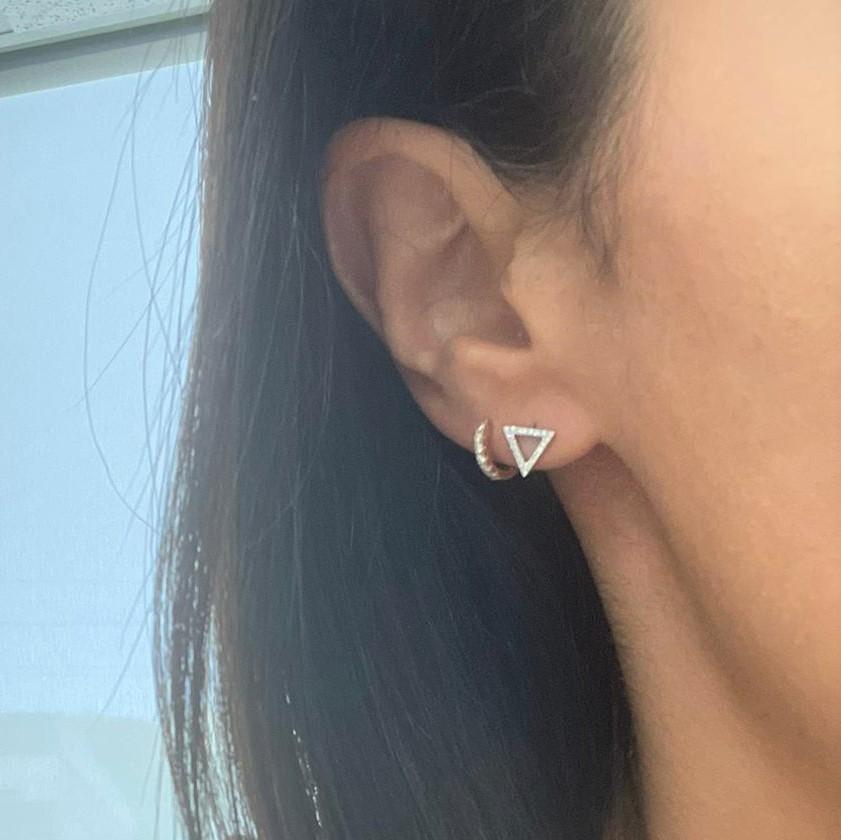 Contemporaneo Orecchini a triangolo aperto con diamante in oro bianco 14K per lei in vendita