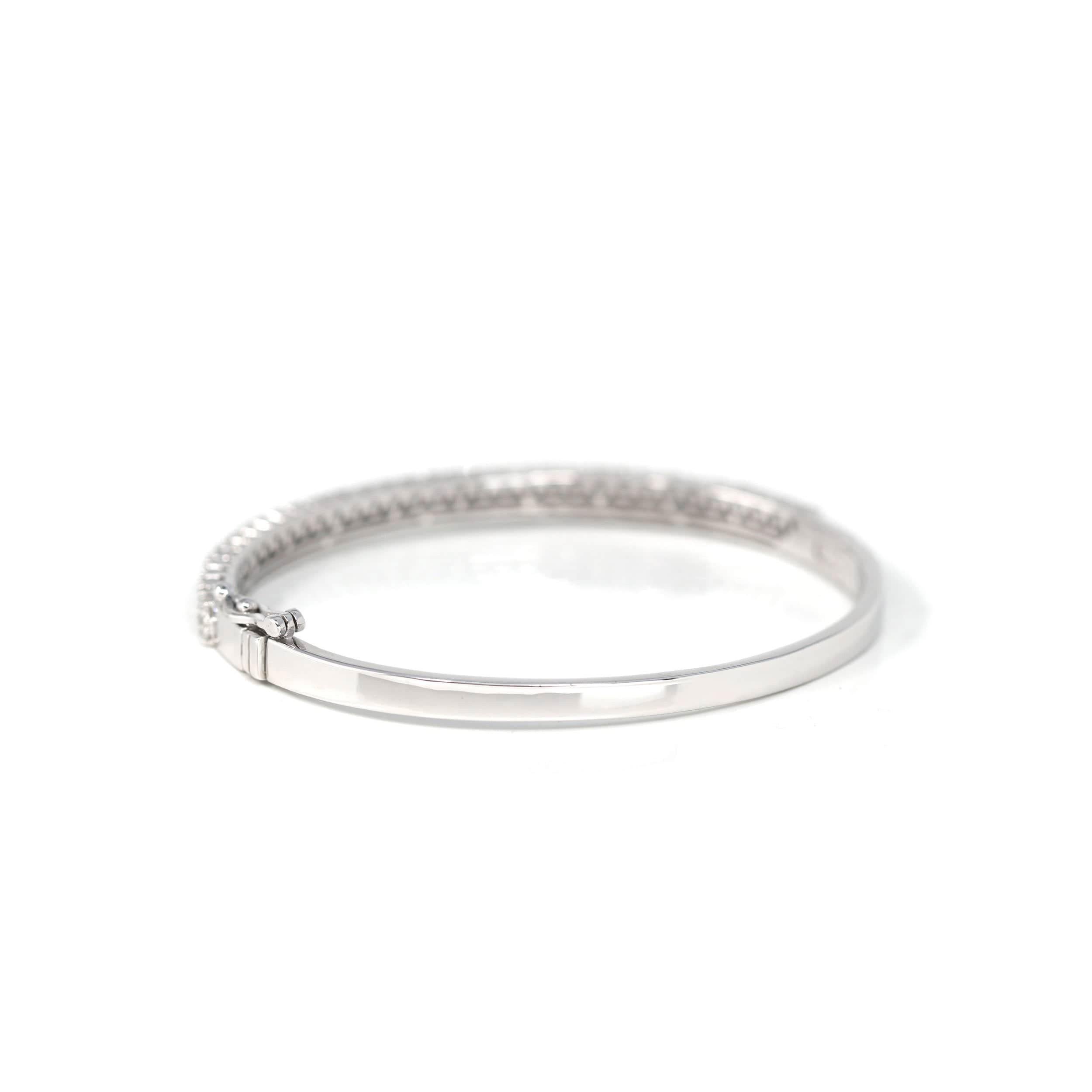 14k White Gold Diamond Oval Luxury Bangle Bracelet In New Condition For Sale In Portland, OR