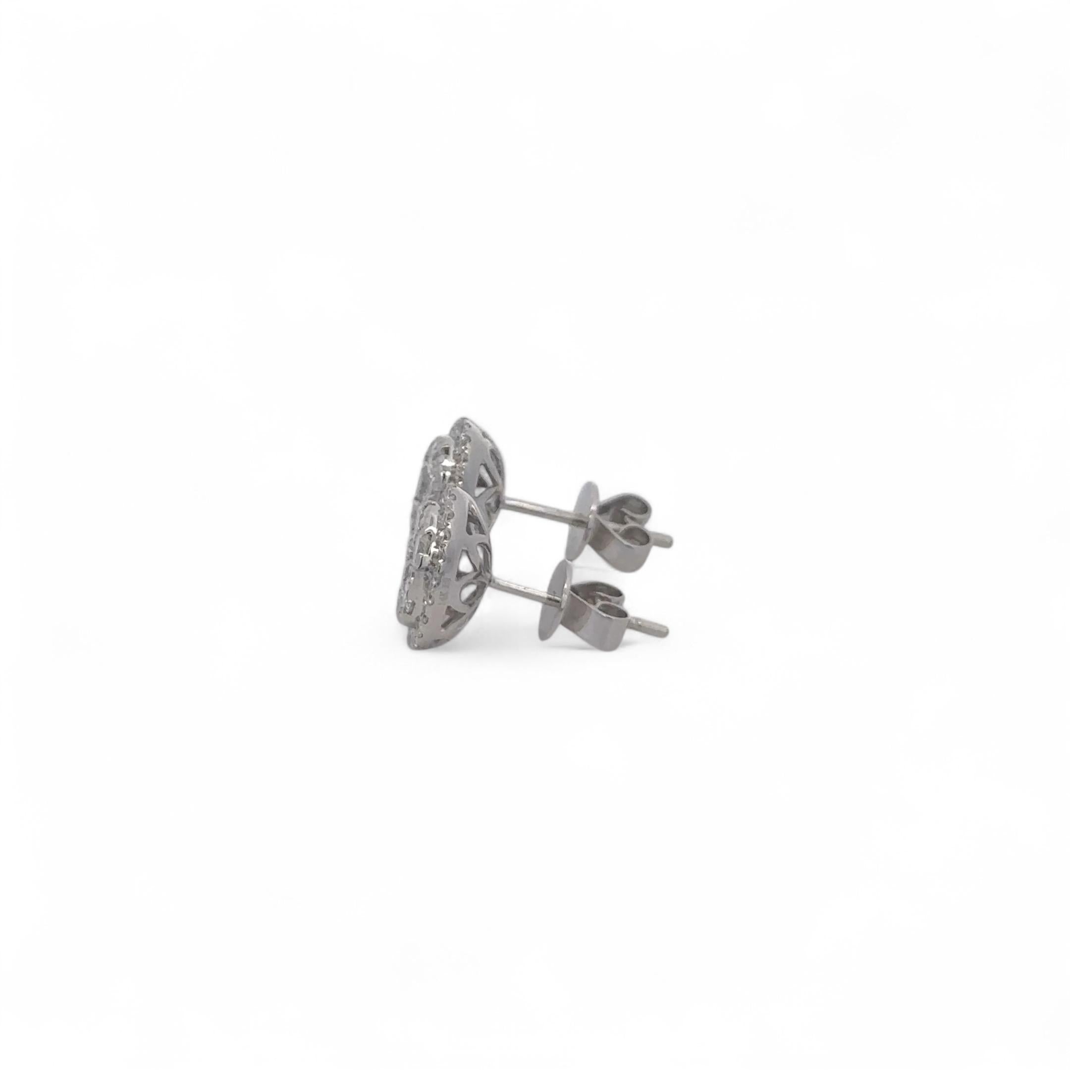 Taglio brillante Borchie ovali con diamante in oro bianco 14K in vendita