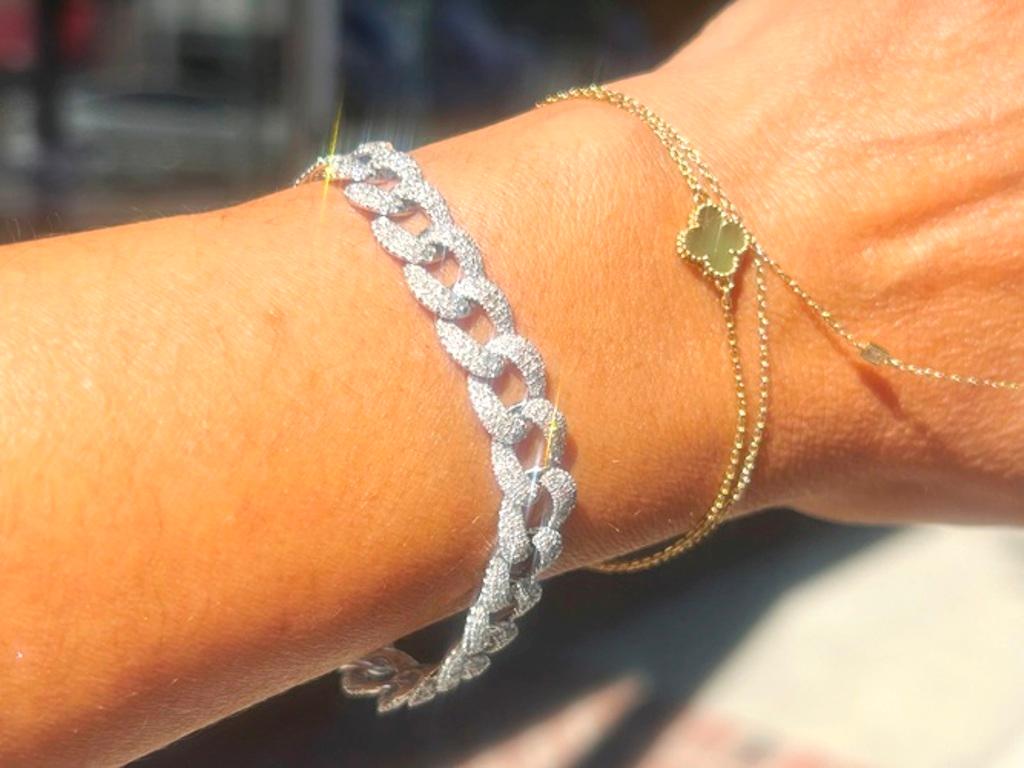 Nous sommes amoureux de ce bracelet à maillons cubains pavés de diamants. Portez ce bracelet seul ou empilez-le avec vos autres bracelets préférés !

Diamants= 108 =2.99 Carats 
Couleur= H/J
Clarté= SI/I1
Métal= Or blanc 14K
Poids = 16,87 grammes