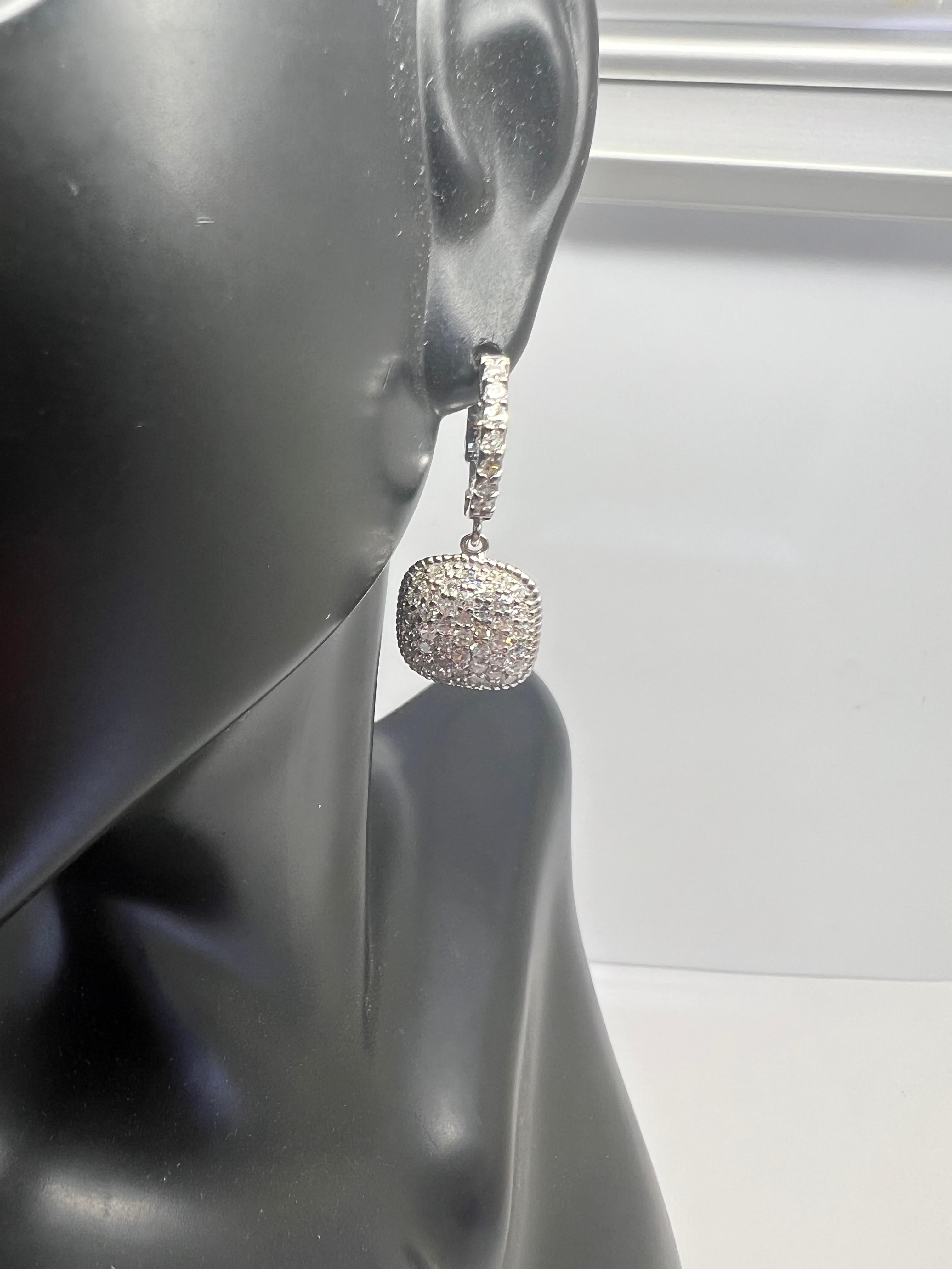 Taille ronde Boucles d'oreilles pendantes en or blanc 14k avec diamants et pavés en vente