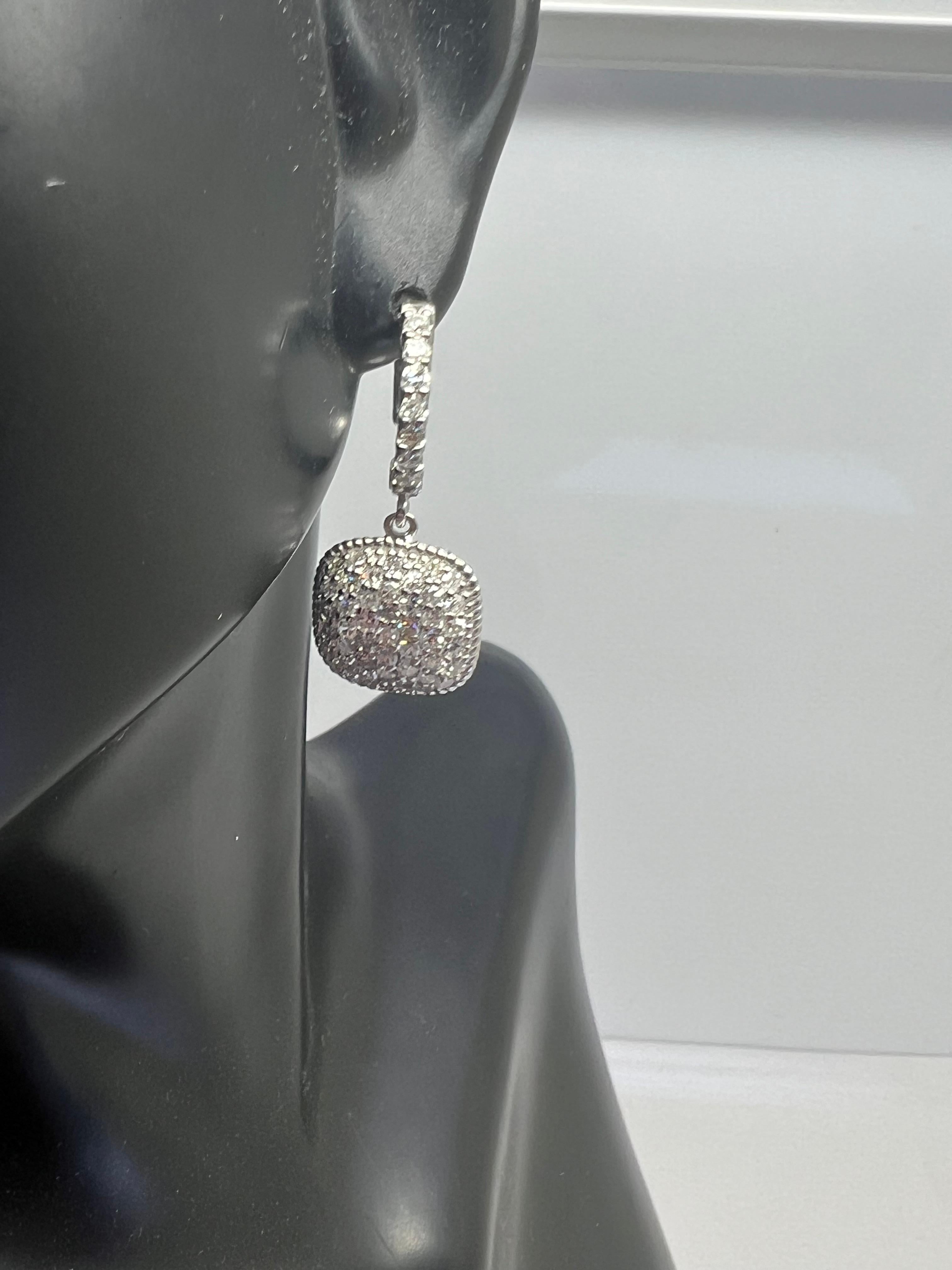 Boucles d'oreilles pendantes en or blanc 14k avec diamants et pavés Pour femmes en vente