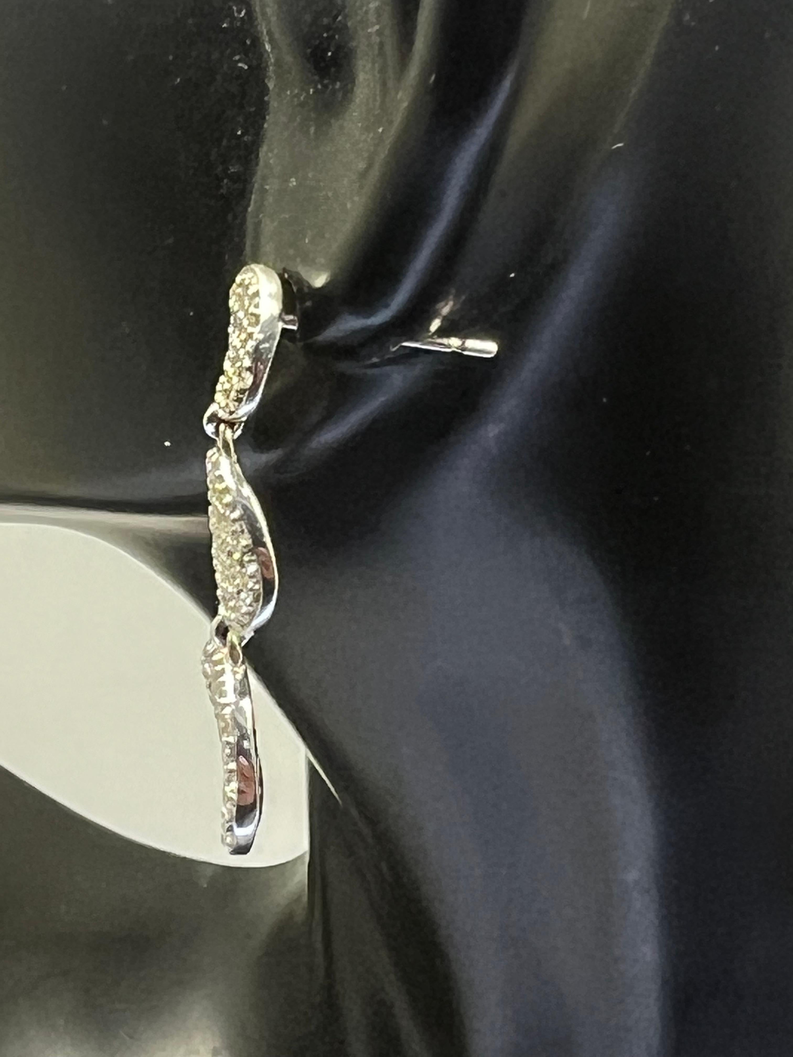 Taille ronde Boucles d'oreilles cercle en or blanc 14k avec diamants en pavé en vente
