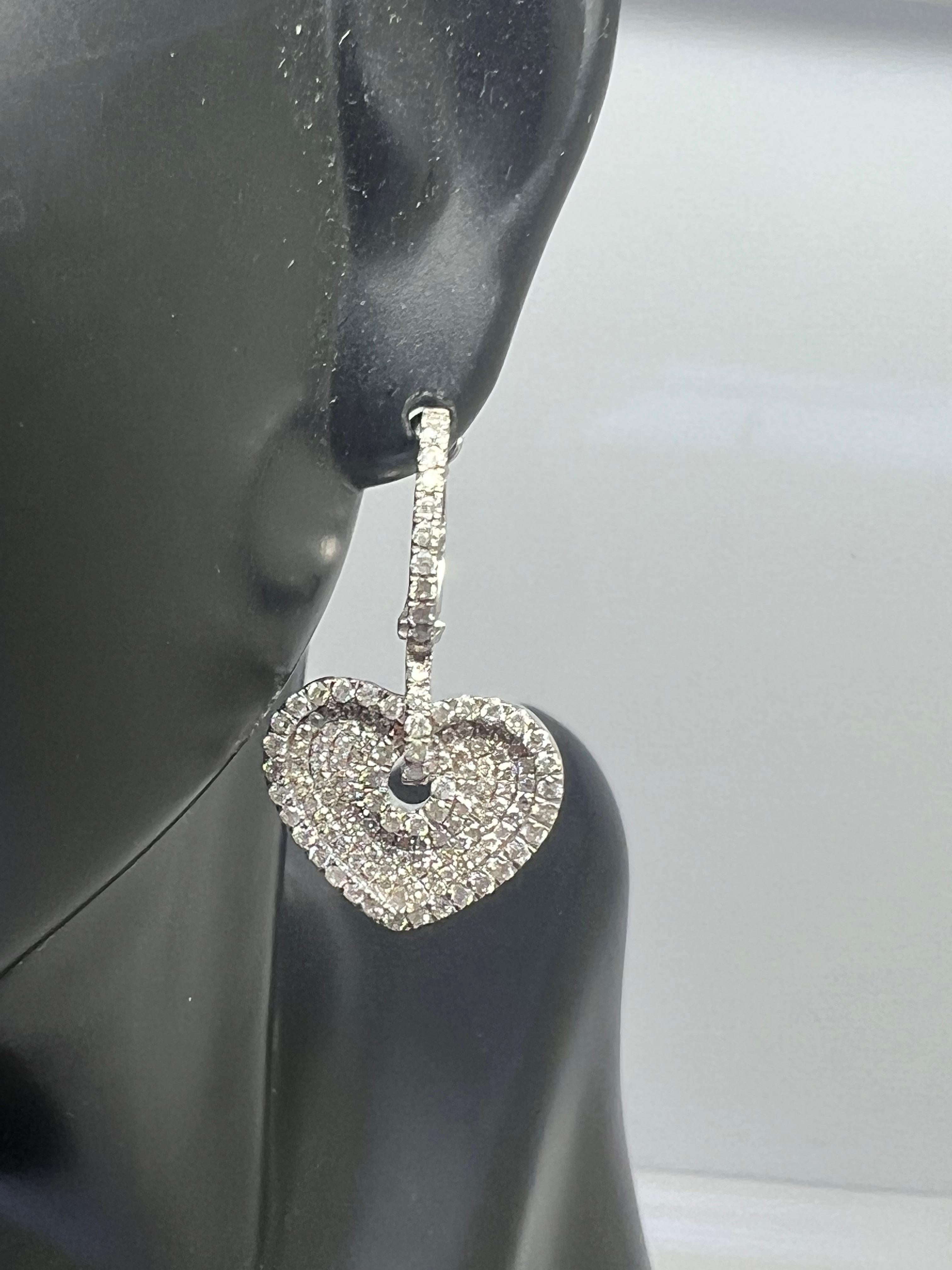 Taille ronde Boucles d'oreilles pendantes en or blanc 14k avec diamants pavés en forme de coeur en vente