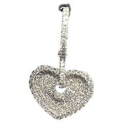 Boucles d'oreilles pendantes en or blanc 14k avec diamants pavés en forme de coeur