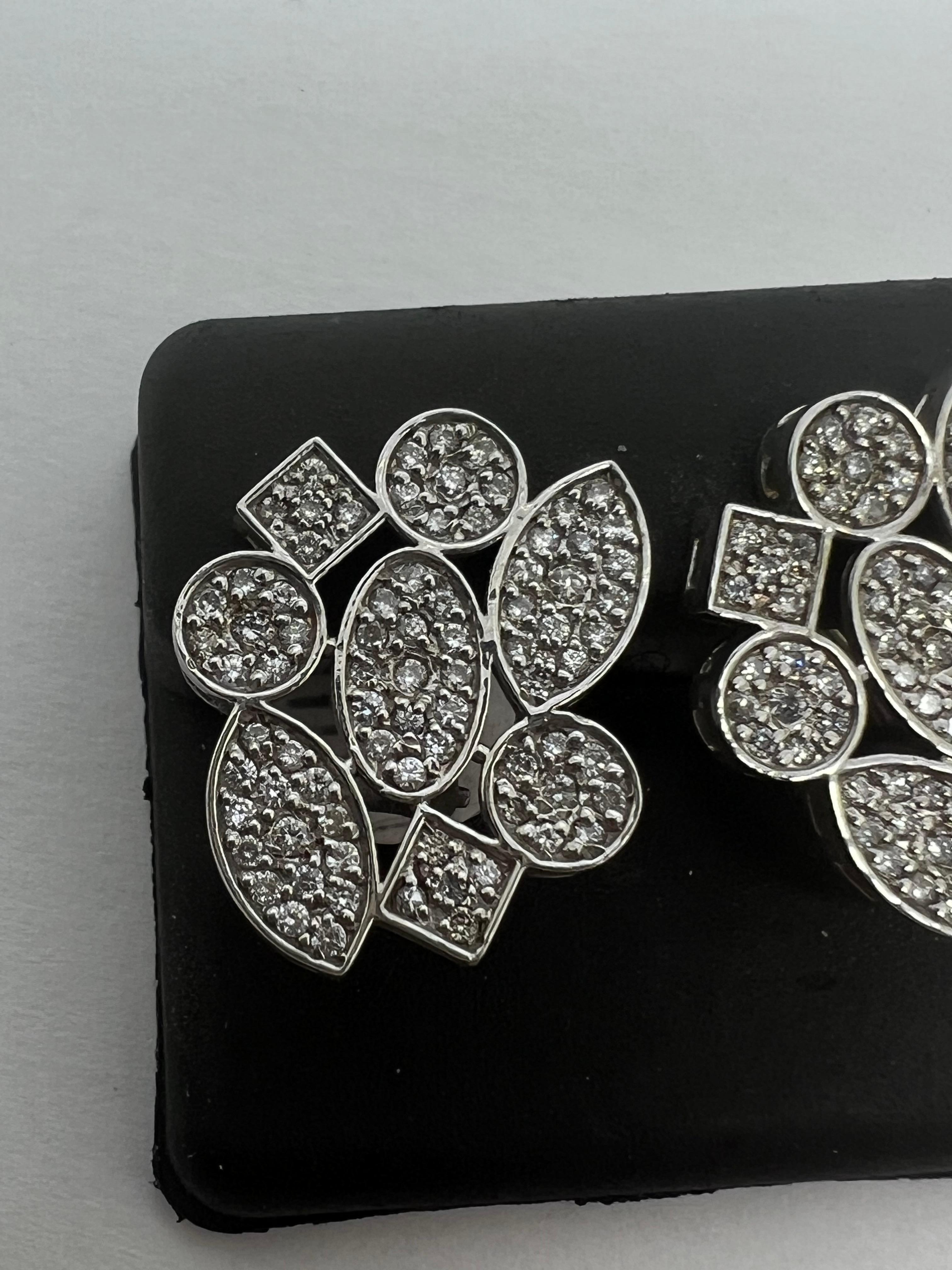 
Add some sparkle to your outfit with these stunning 14k white gold earrings featuring a beautiful flower design. The pavé setting creates a dazzling effect that will catch everyone's eye. These earrings are perfect for any occasion, whether it's a