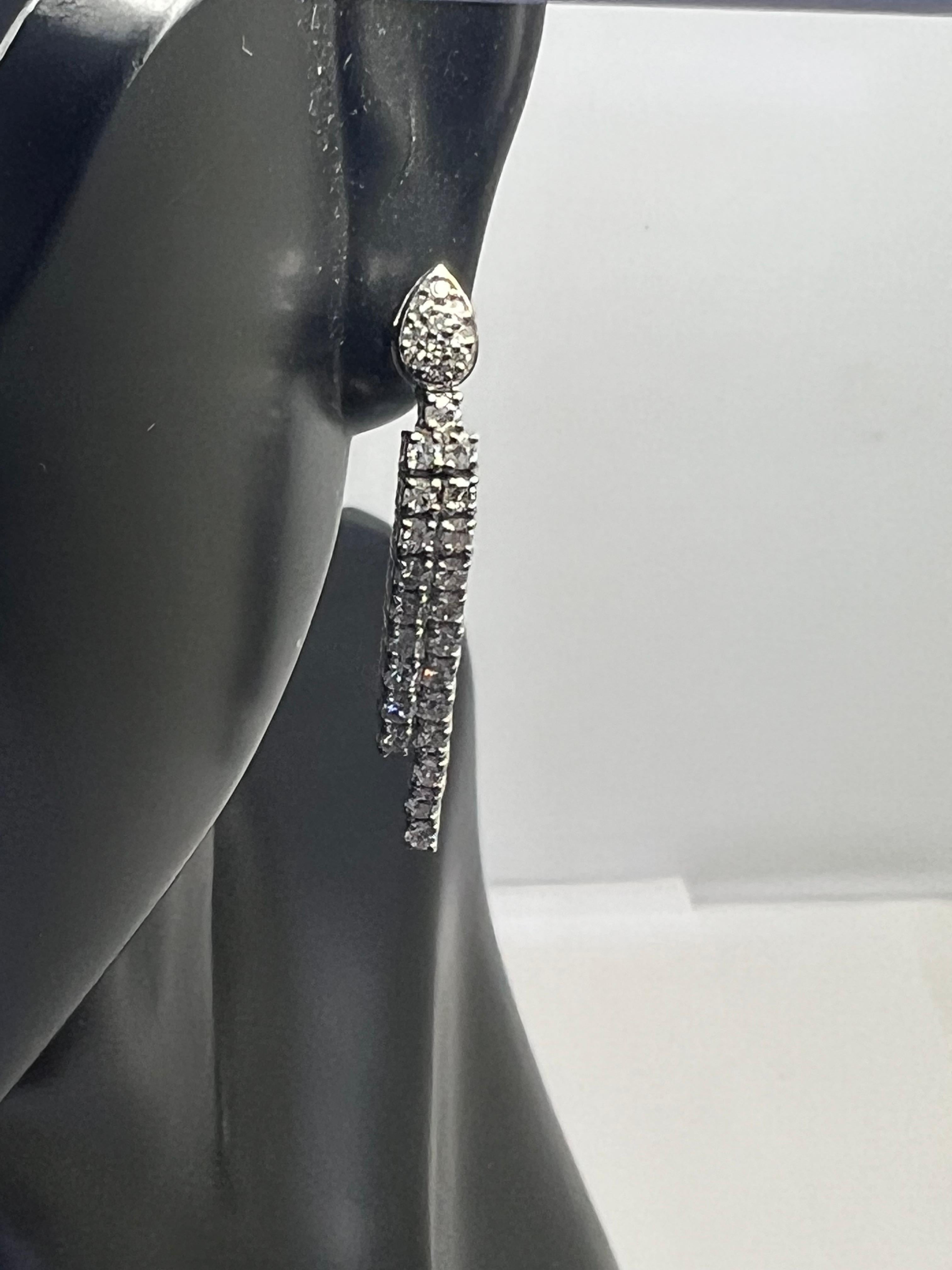 14k Weißgold Diamant Pave Prong Tropfen-Ohrringe mit birnenförmigen Tropfen (Moderne) im Angebot