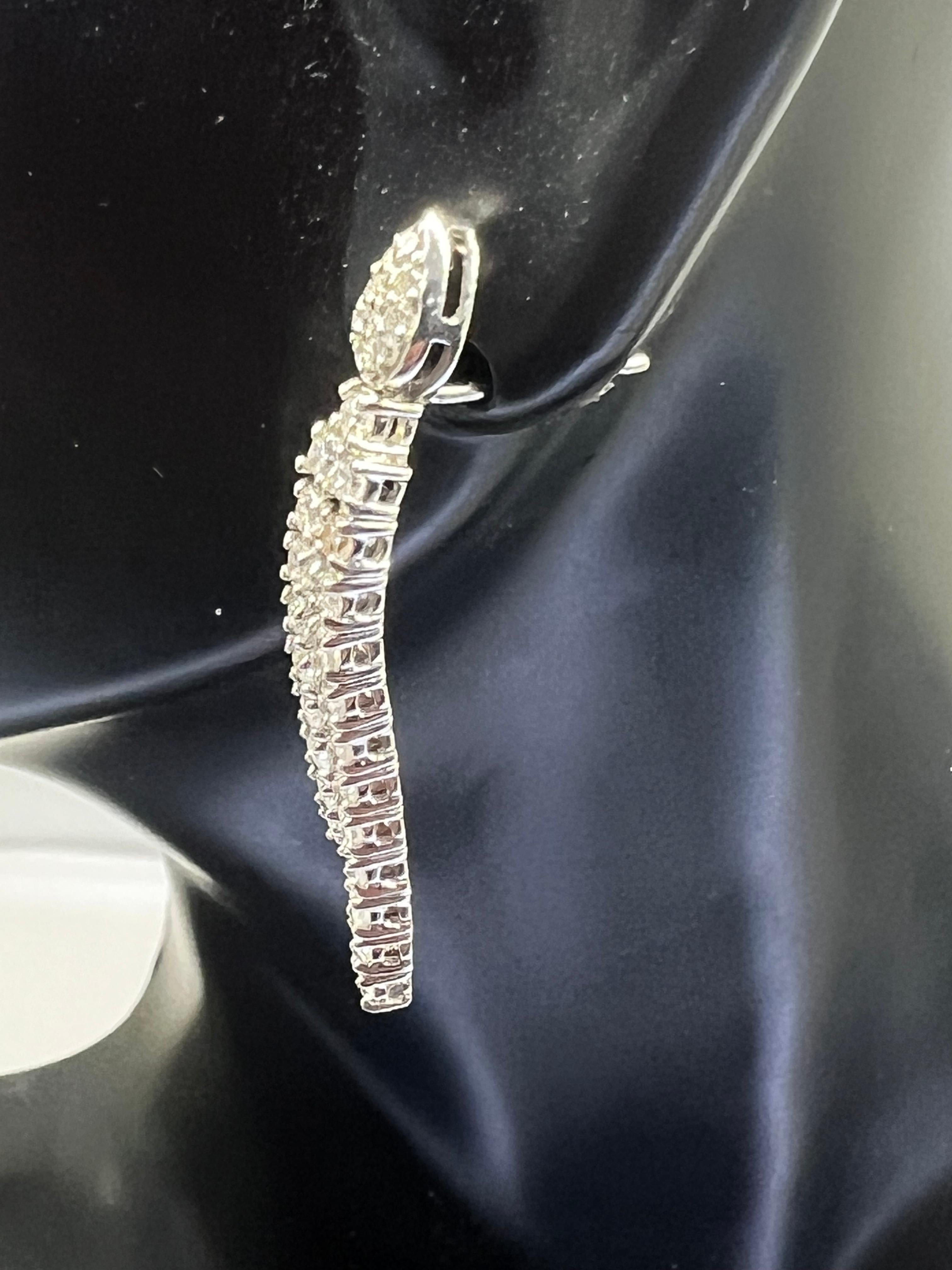 14k Weißgold Diamant Pave Prong Tropfen-Ohrringe mit birnenförmigen Tropfen (Rundschliff) im Angebot