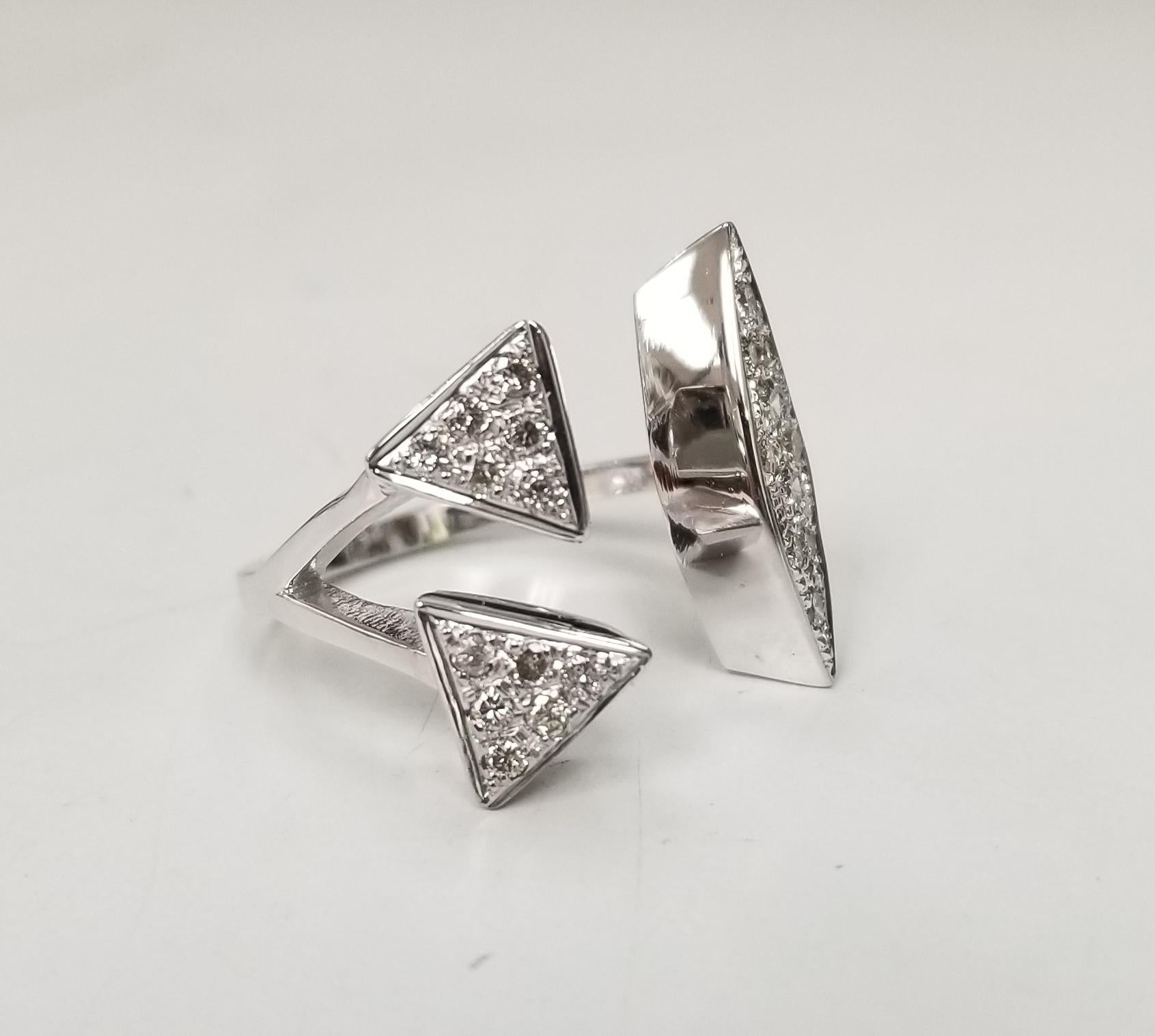 14K Weißgold Diamant pave' Split Cuff-Style Ring
Spezifikationen:
    HAUPTSTEIN:  22 Diamantrunde 45 Punkte.
    metall: 14K WEISS GOLD
    typ: RING
    gewicht: 6,1 GRS 
    größe: 6.5 US
*Wählen Sie Ihre Steine und Form*