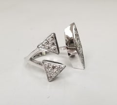 Anillo estilo puño con pavé de diamantes en oro blanco de 14 quilates