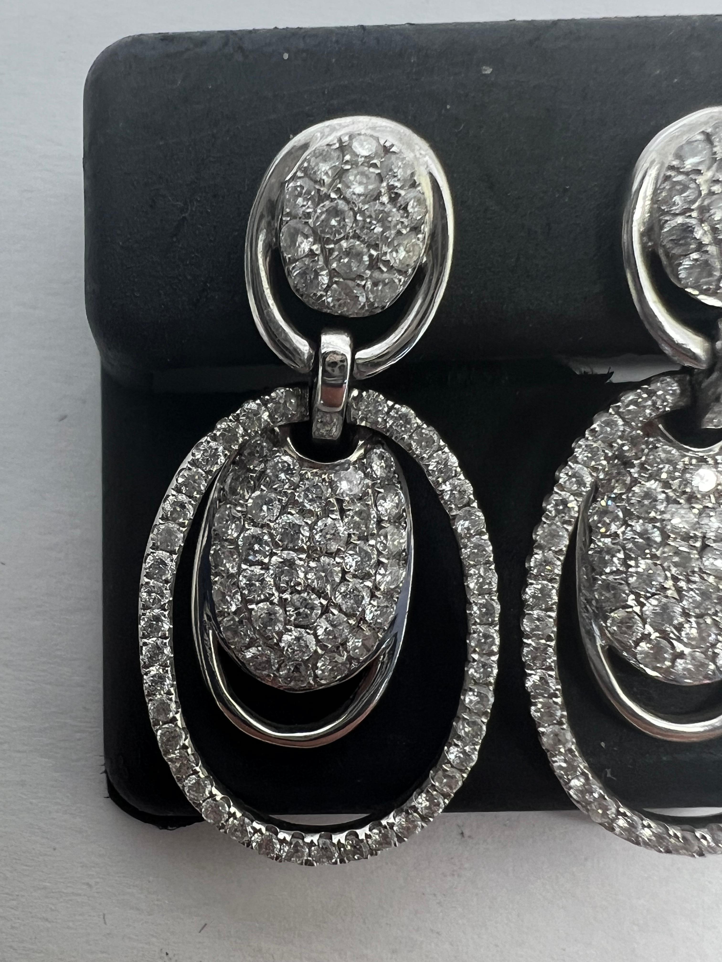 Ovale 14k Weißgold Diamant-Ohrringe mit Pavee-Tropfen-Tropfen (Art déco) im Angebot