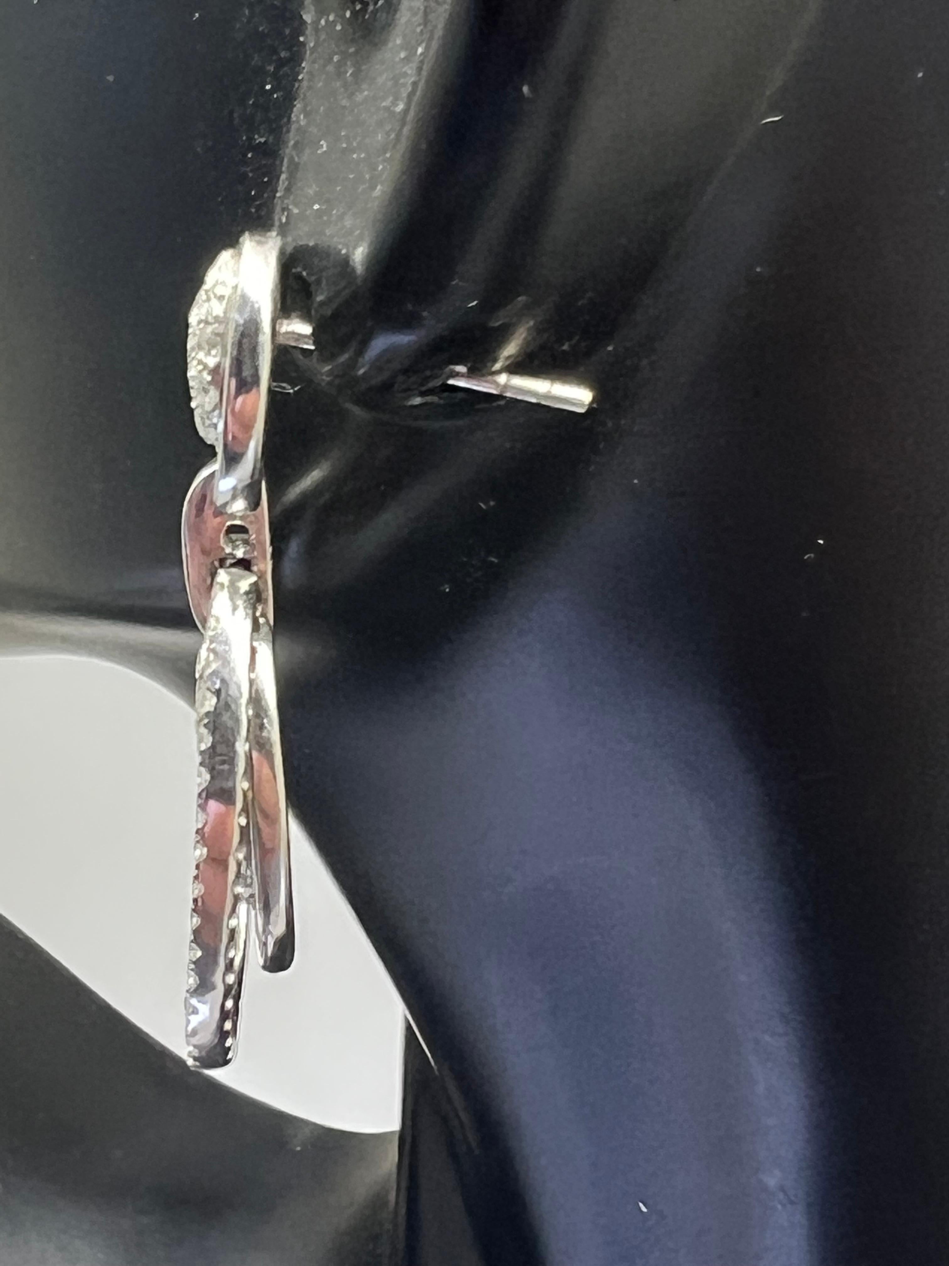 Orecchini ovali a goccia con diamante Pavee' in oro bianco 14k In condizioni Nuovo in vendita a New York, NY