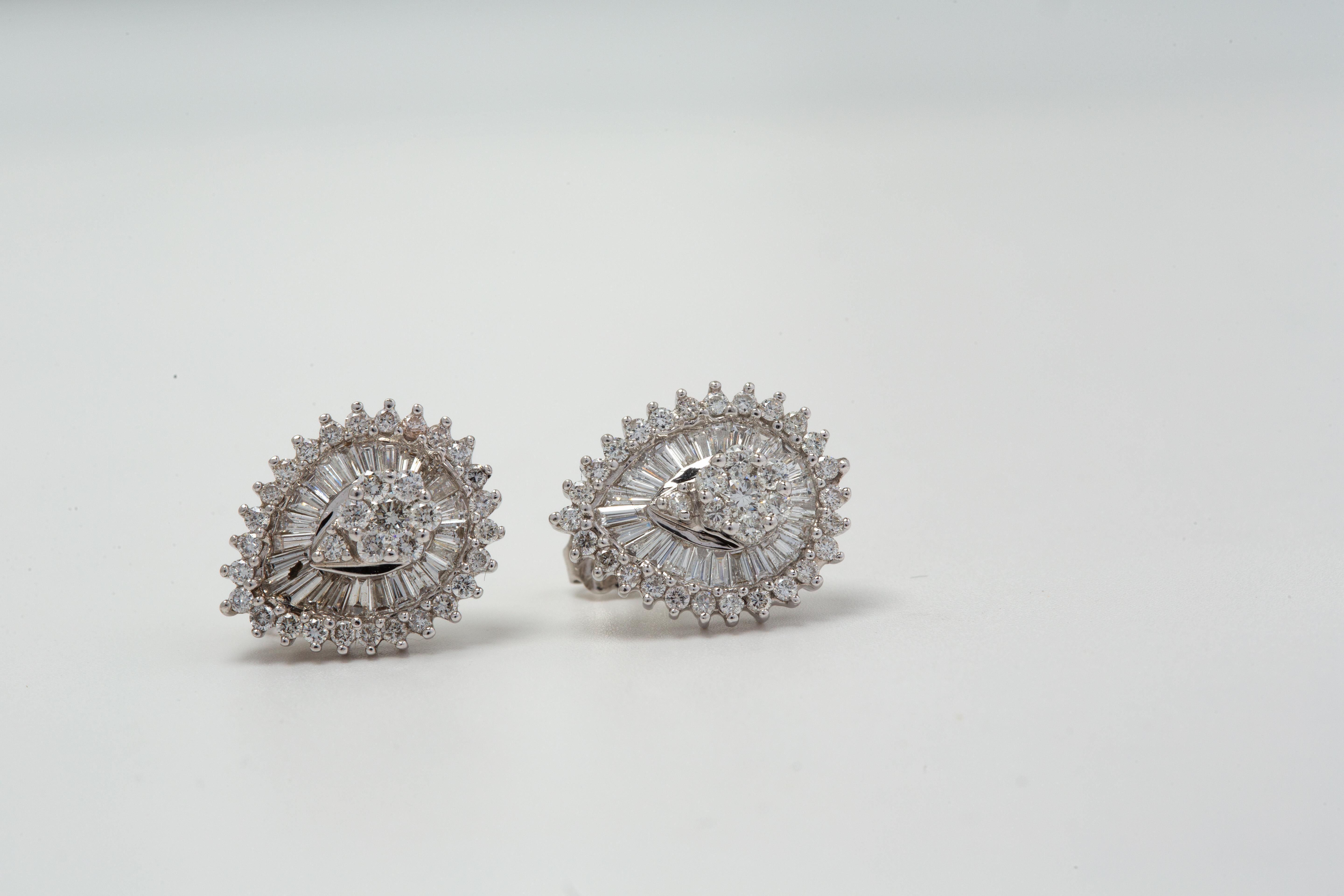 Taille brillant Boucles d'oreilles en or blanc 14k avec diamants en forme de poire en vente