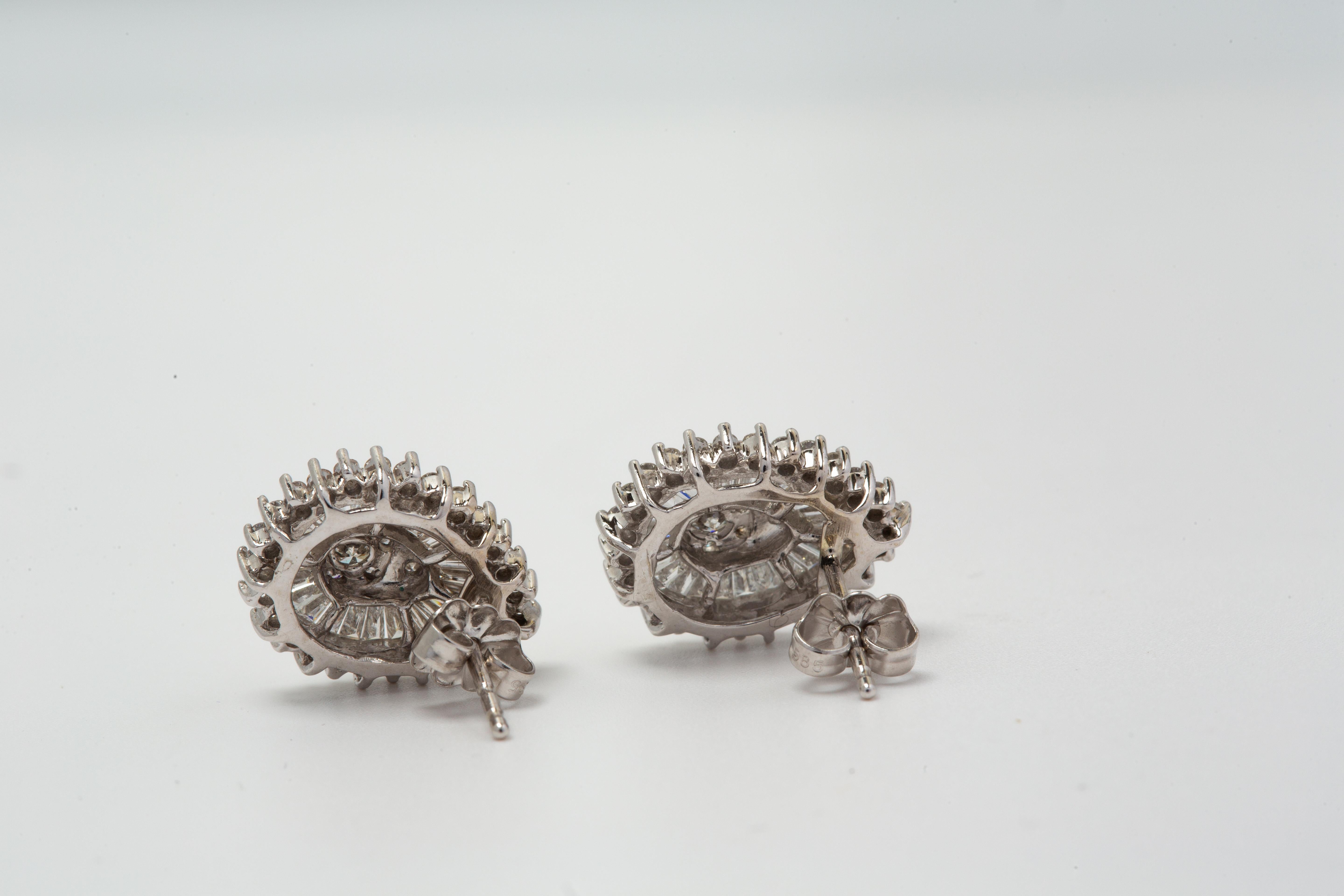 Boucles d'oreilles en or blanc 14k avec diamants en forme de poire Bon état - En vente à Bernardsville, NJ