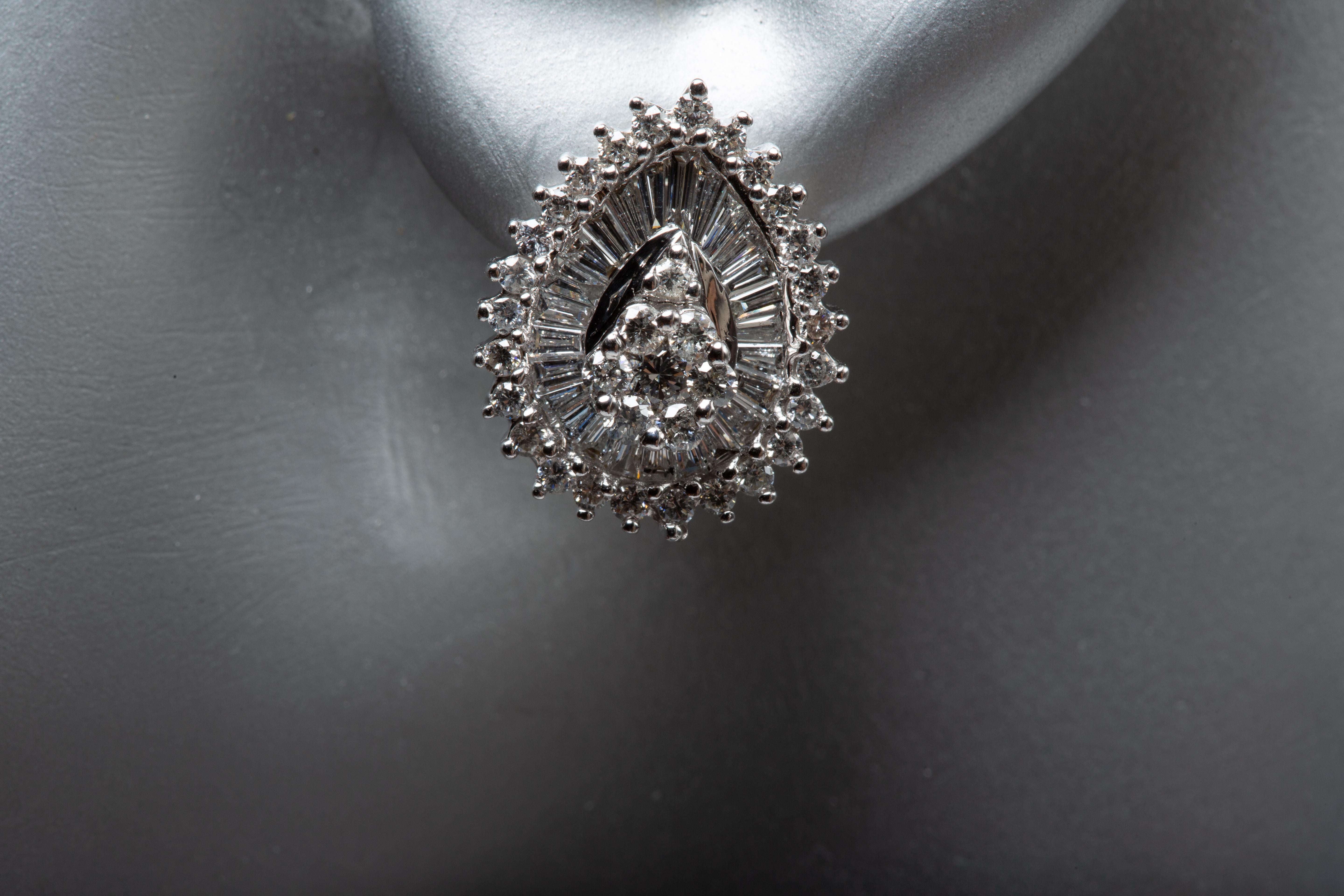 Boucles d'oreilles en or blanc 14k avec diamants en forme de poire en vente 2