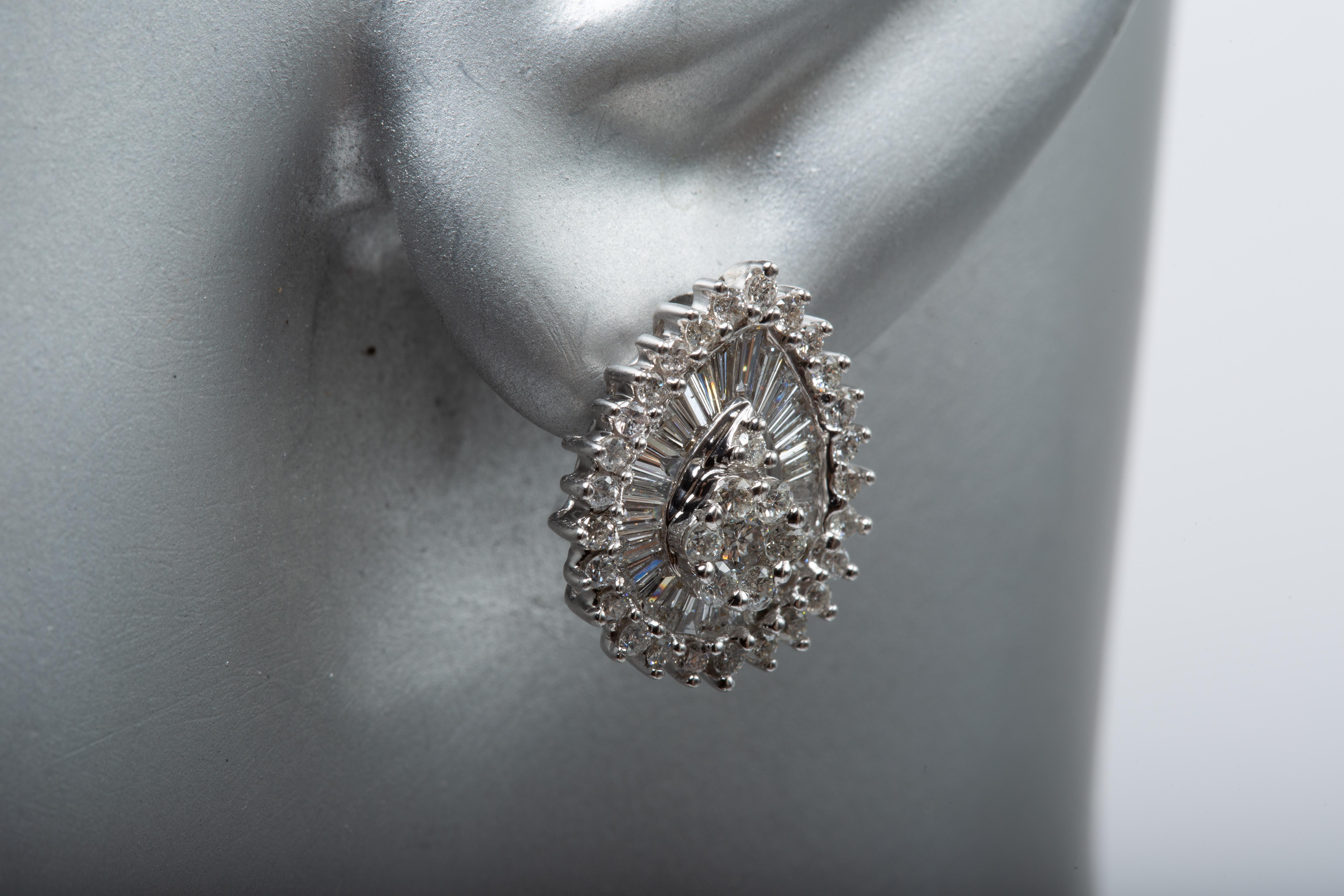 Boucles d'oreilles en or blanc 14k avec diamants en forme de poire en vente 3