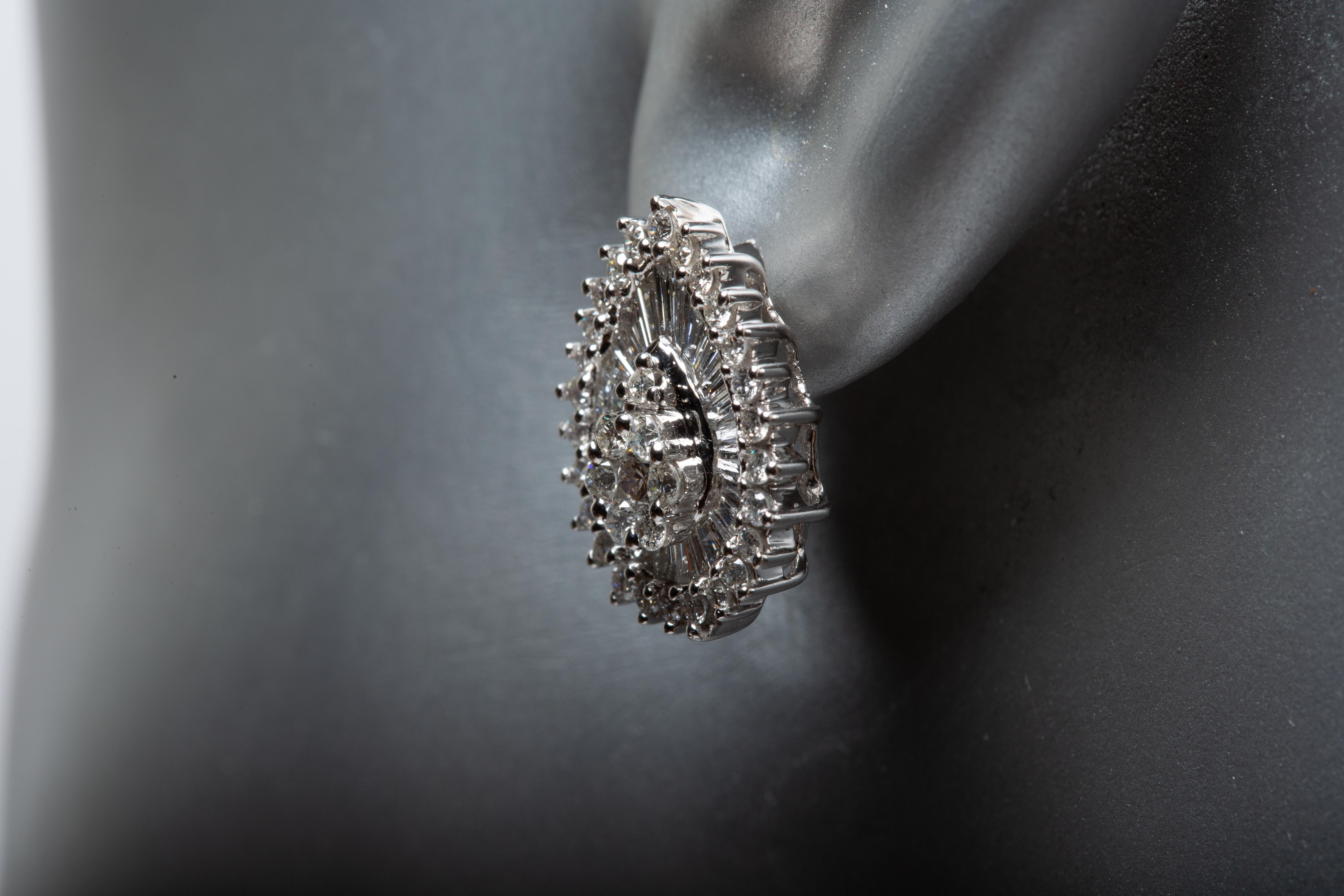 Boucles d'oreilles en or blanc 14k avec diamants en forme de poire en vente 4