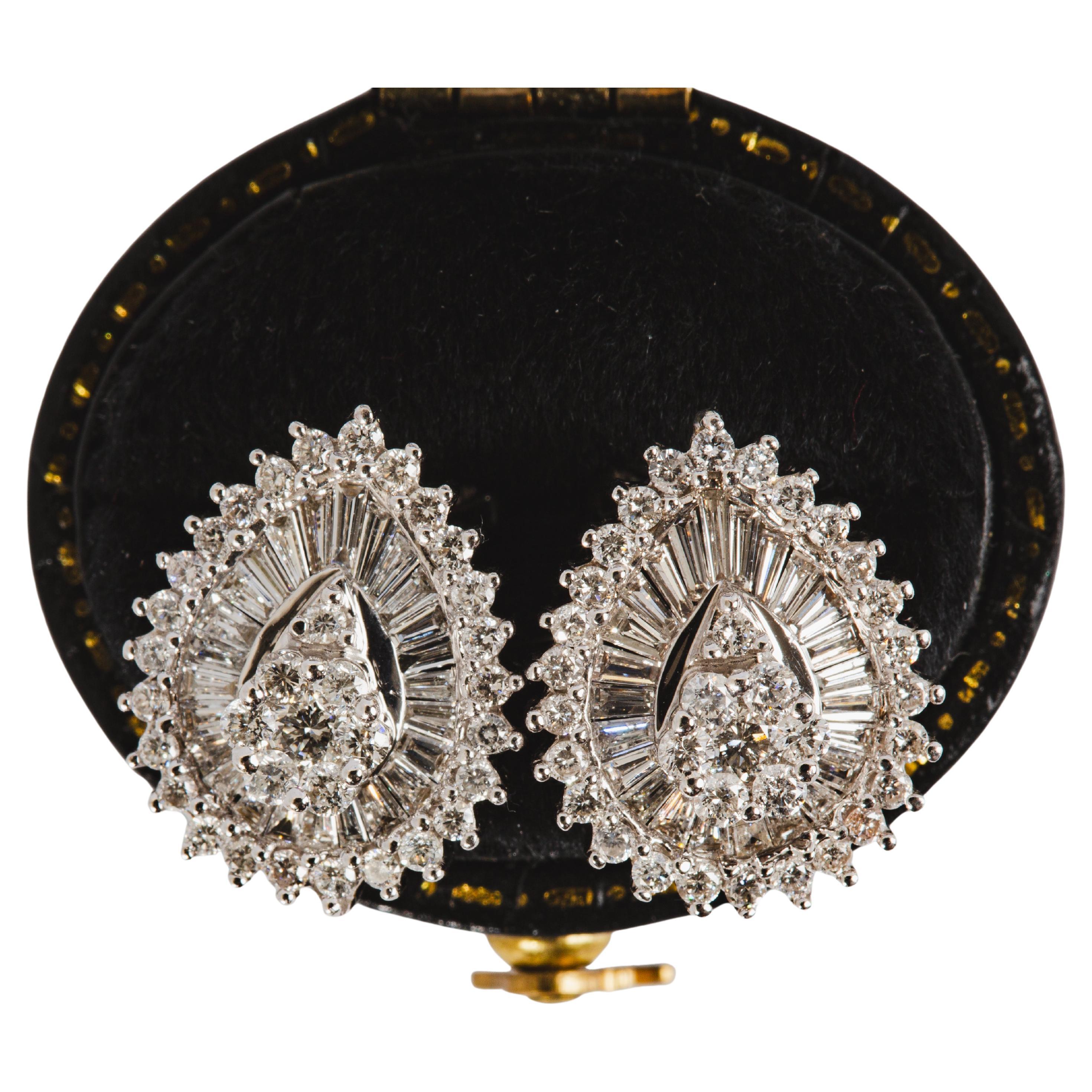 Boucles d'oreilles en or blanc 14k avec diamants en forme de poire en vente