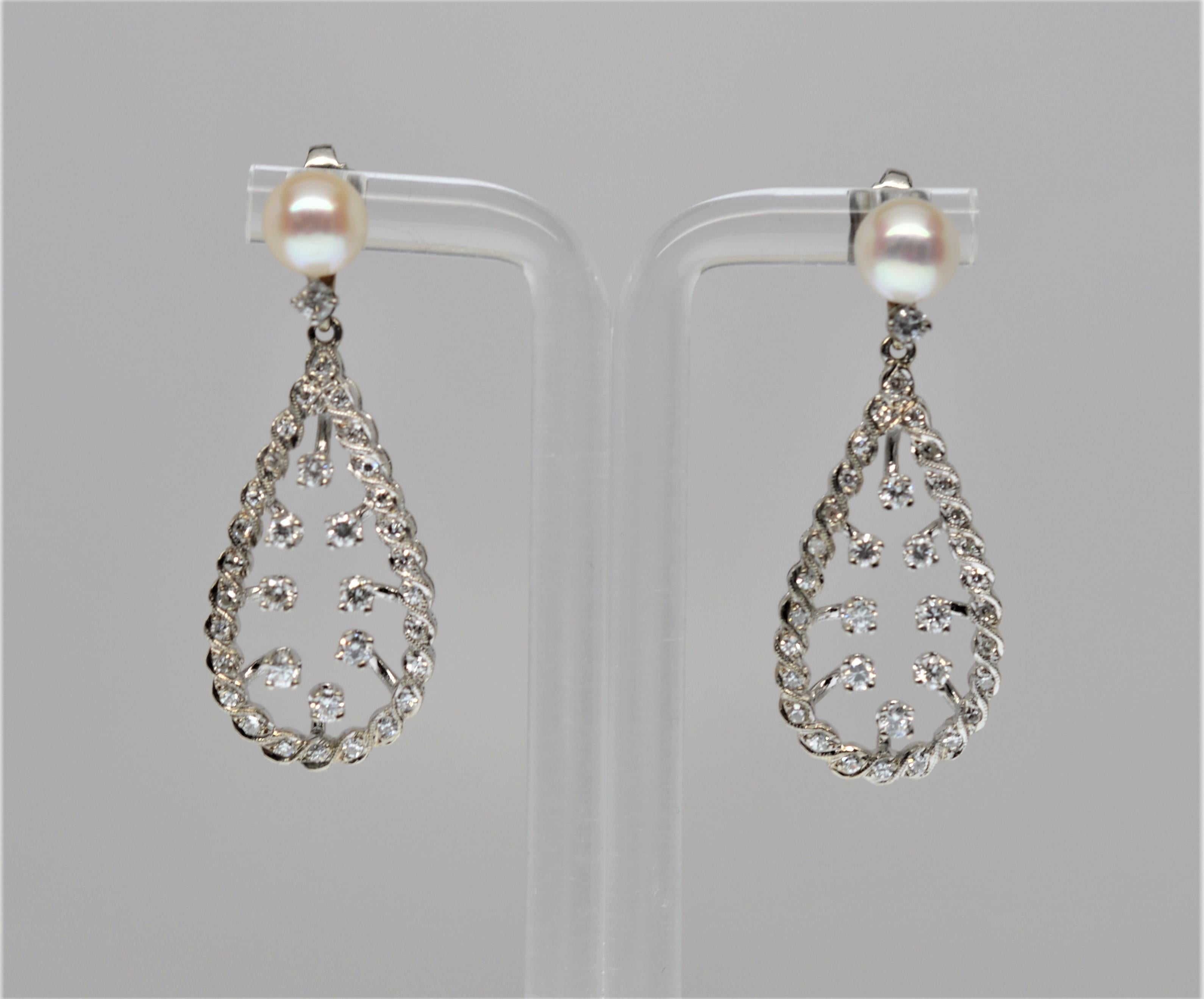 Taille ronde Boucles d'oreilles en or blanc avec diamants et perles en forme de larmes en vente