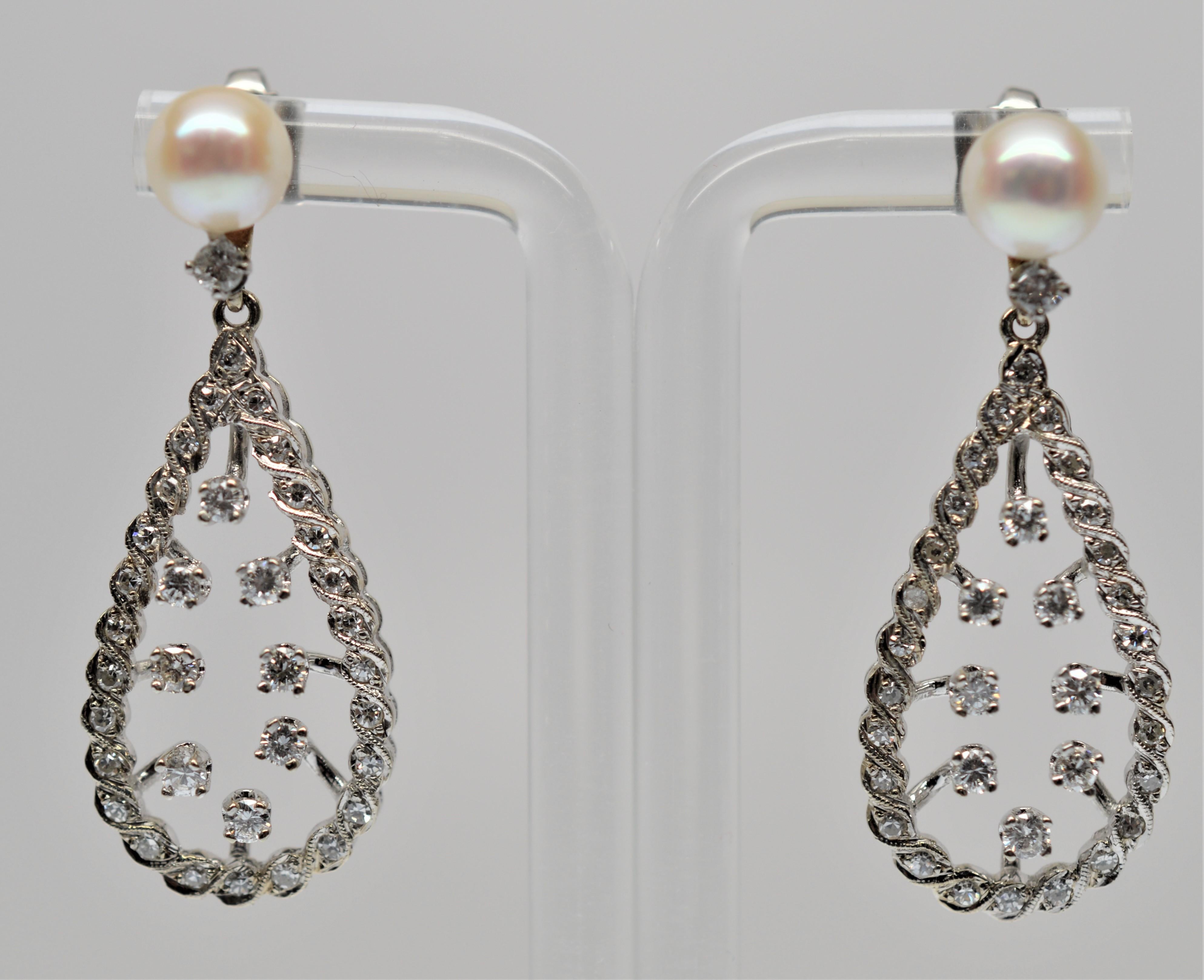 Boucles d'oreilles en or blanc avec diamants et perles en forme de larmes Excellent état - En vente à Mount Kisco, NY