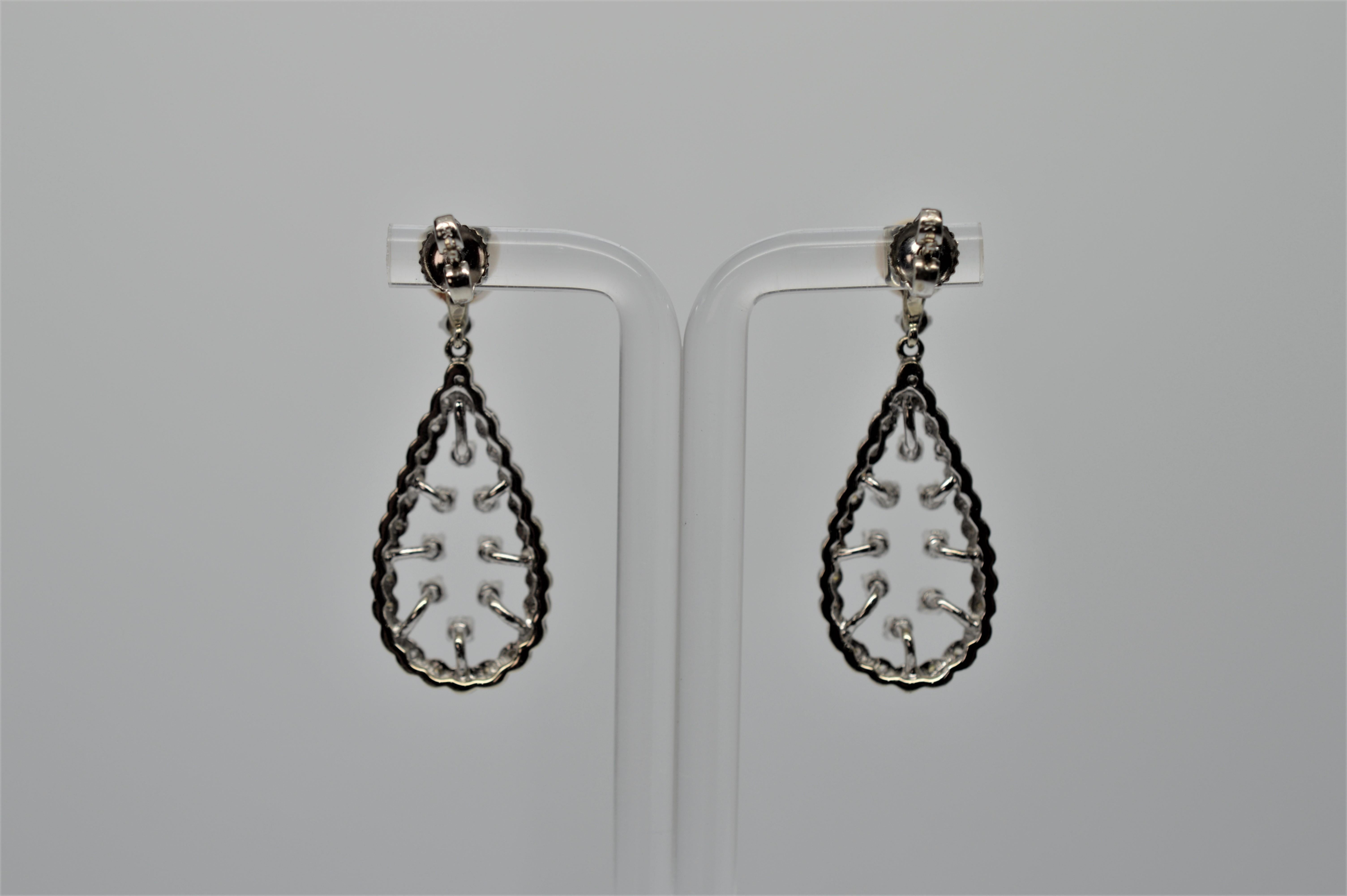 Boucles d'oreilles en or blanc avec diamants et perles en forme de larmes en vente 2