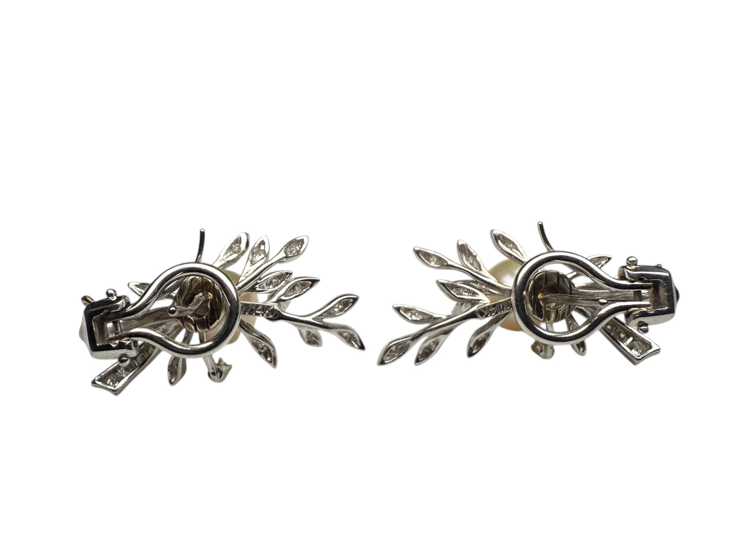 Paire de boucles d'oreilles en or blanc 14K avec diamants et perles en vente 4