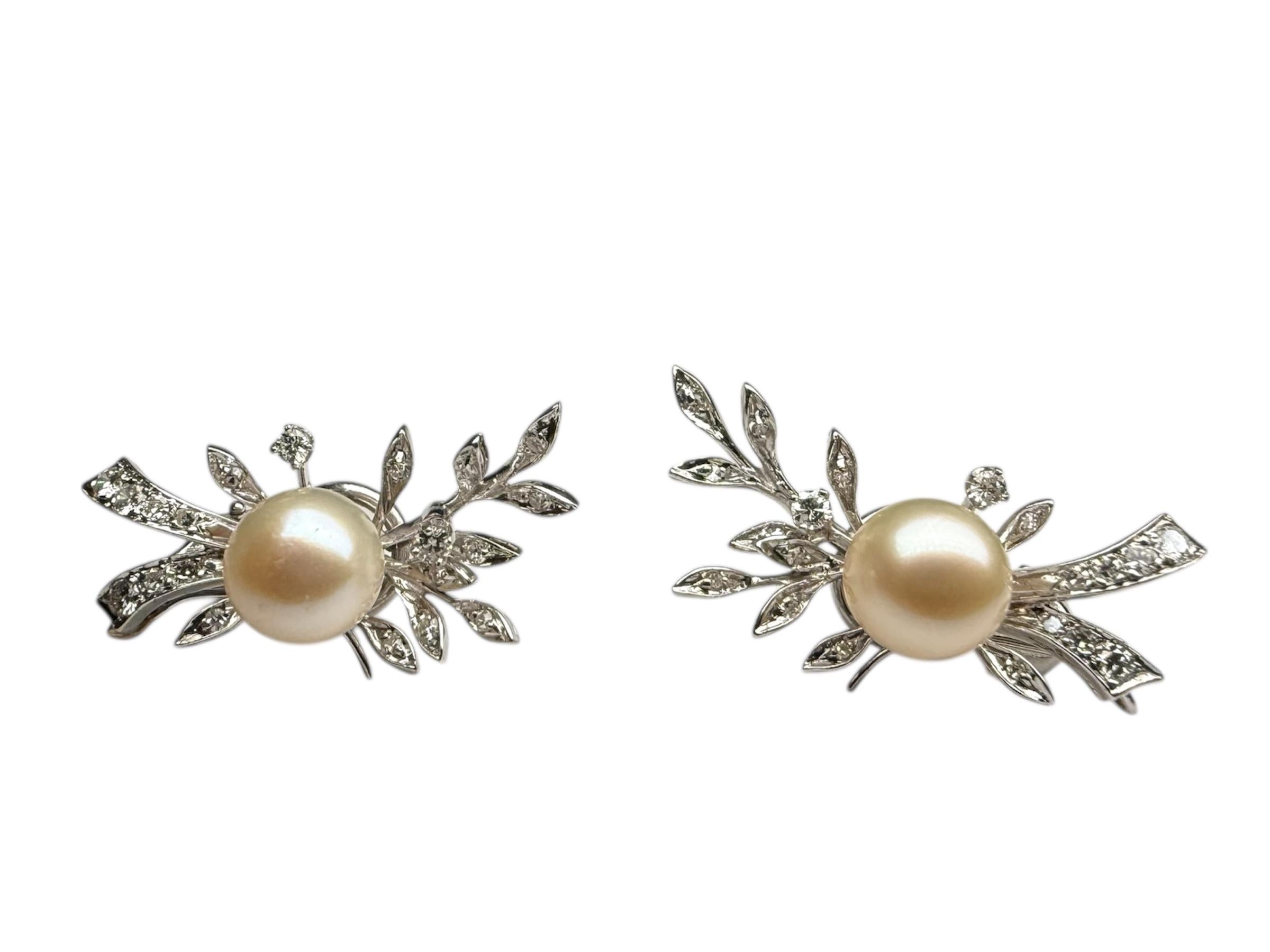 Paire de boucles d'oreilles en or blanc 14K avec diamants et perles en vente 5