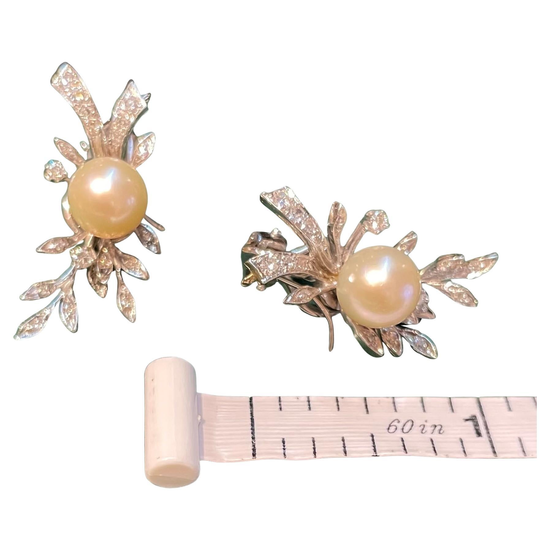 Cette a  Paire de boucles d'oreilles en or blanc 14K avec diamants et perles. Il s'agit d'une paire de boucles d'oreilles en or en forme de branches avec des feuilles ornées d'un total de 42 diamants de taille brillant et simple et chacune d'entre