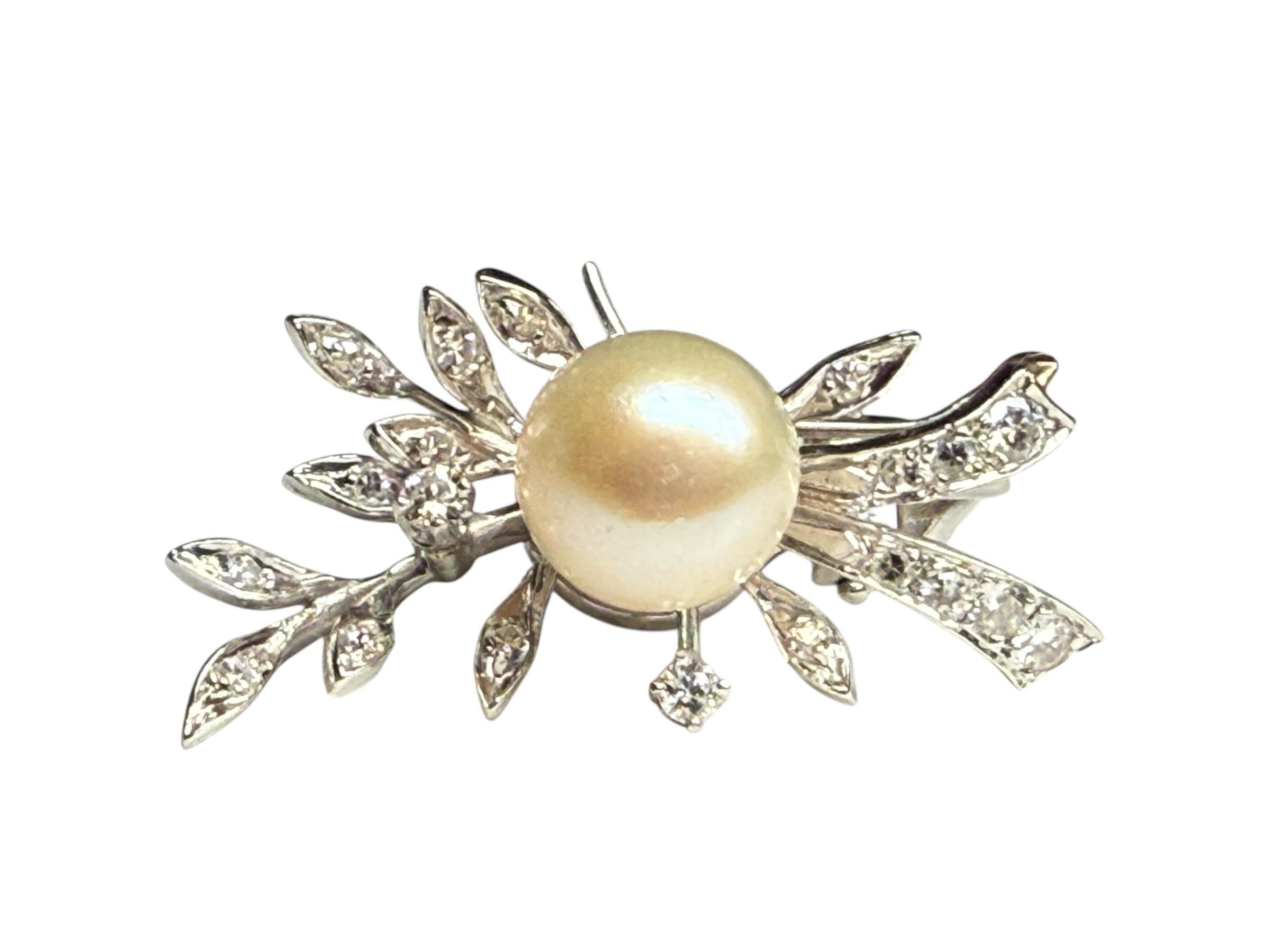 Romain classique Paire de boucles d'oreilles en or blanc 14K avec diamants et perles en vente