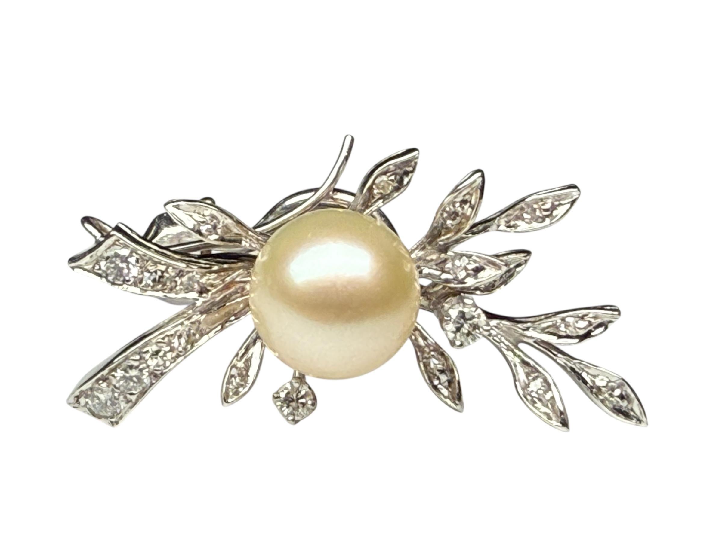 Paire de boucles d'oreilles en or blanc 14K avec diamants et perles Bon état - En vente à Guaynabo, PR