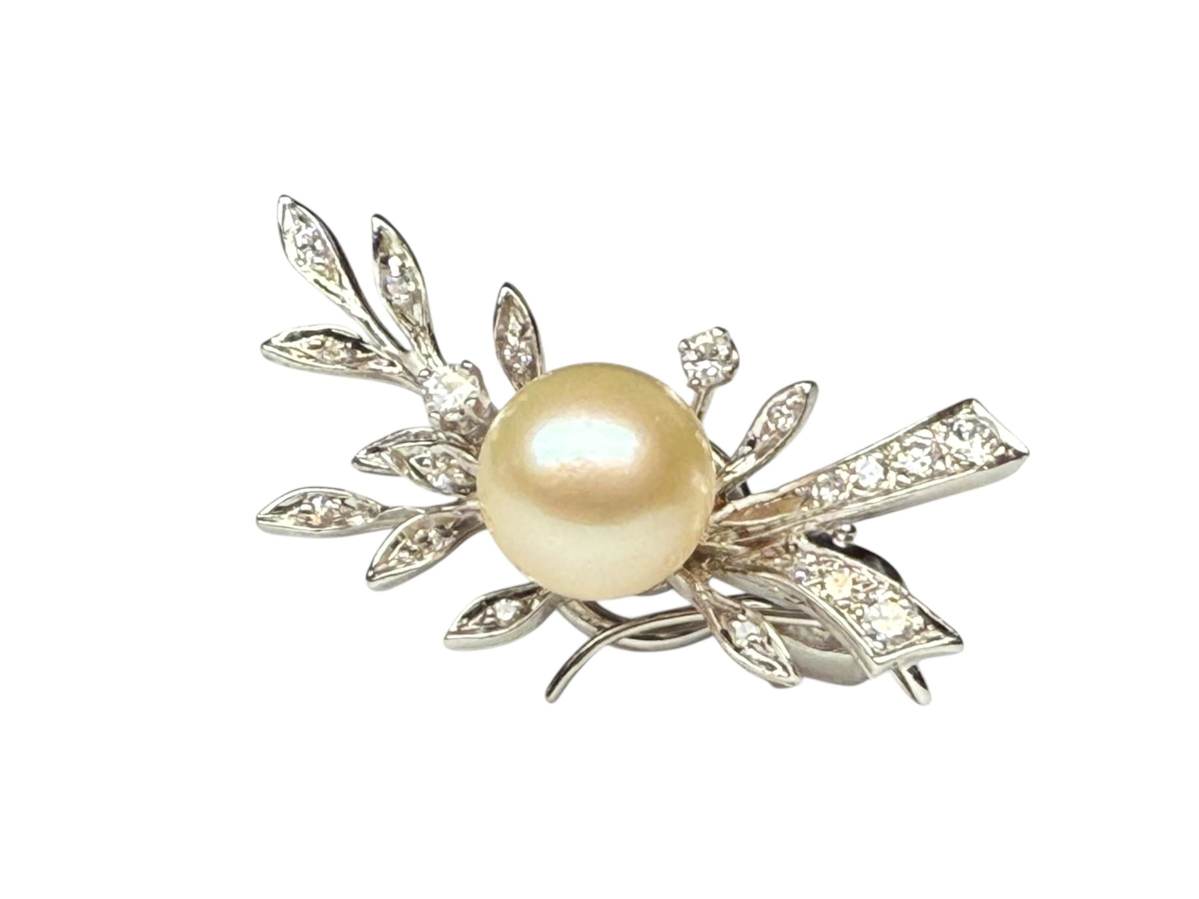 Paire de boucles d'oreilles en or blanc 14K avec diamants et perles Pour femmes en vente